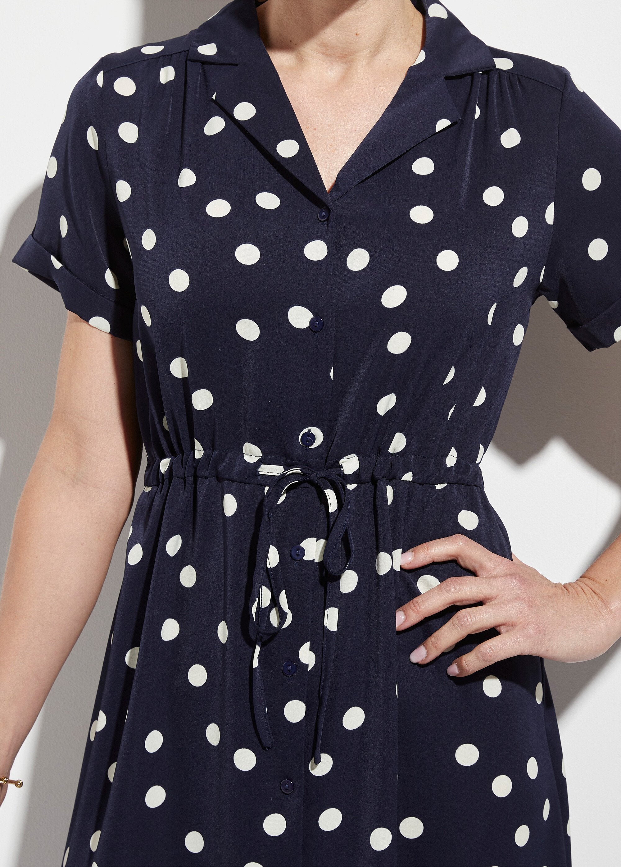 Vestido_longo_de_camisa_de_bolinhas_com_cinto_Marine_pois_DE1_slim