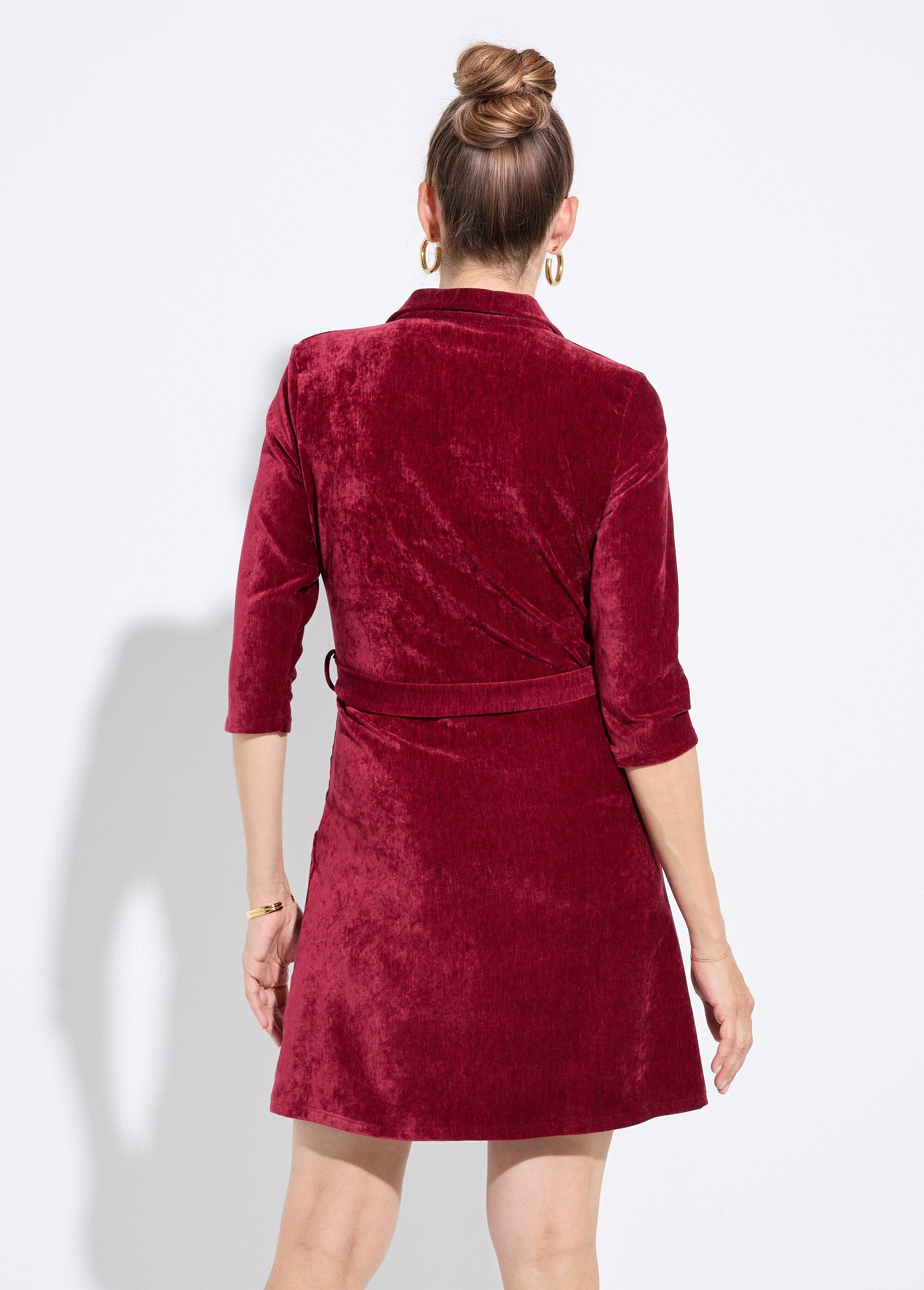 Robe_col_V_à_ceinturer_en_velours_ras_Bordeaux_DO1_slim