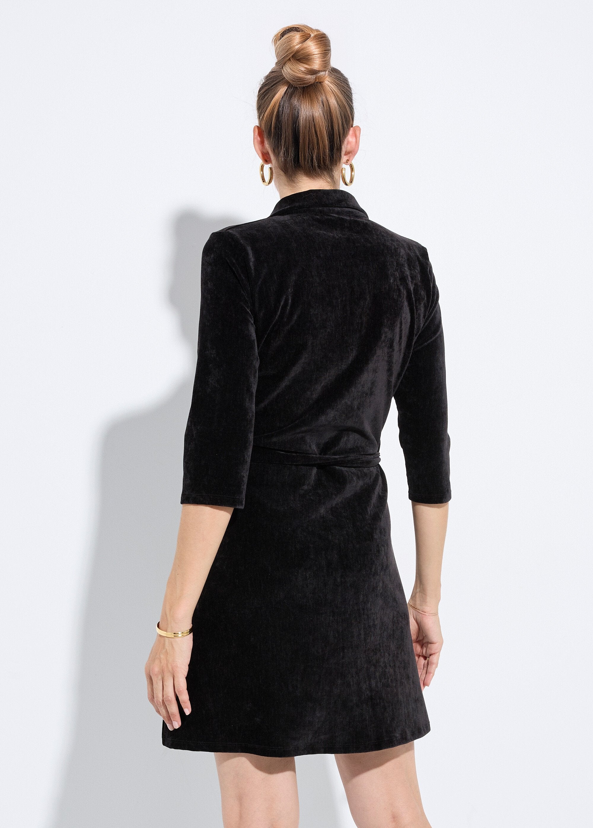 Robe_col_V_à_ceinturer_en_velours_ras_Noir_DO1_slim