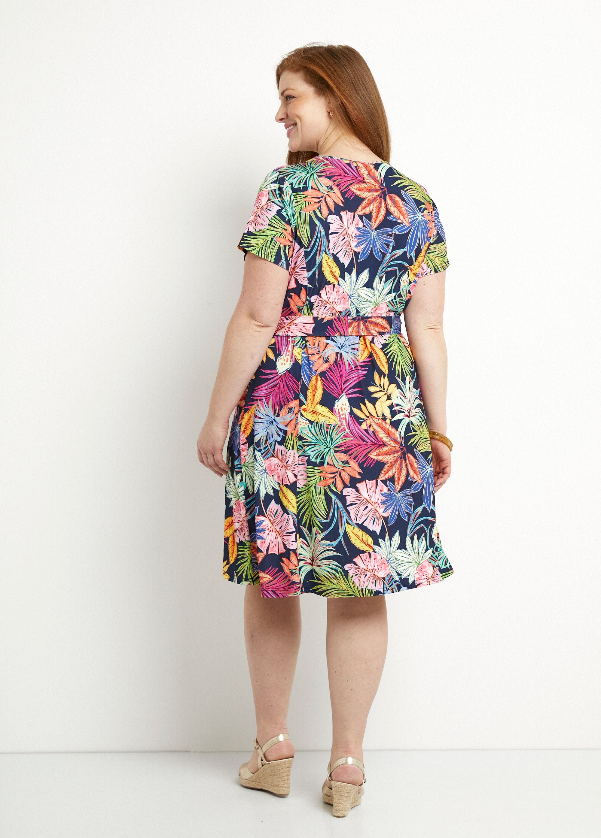 Vestido_curto_com_decote_em_V_e_estampa_de_folhas_Marine_et_rose_DO1_curvy