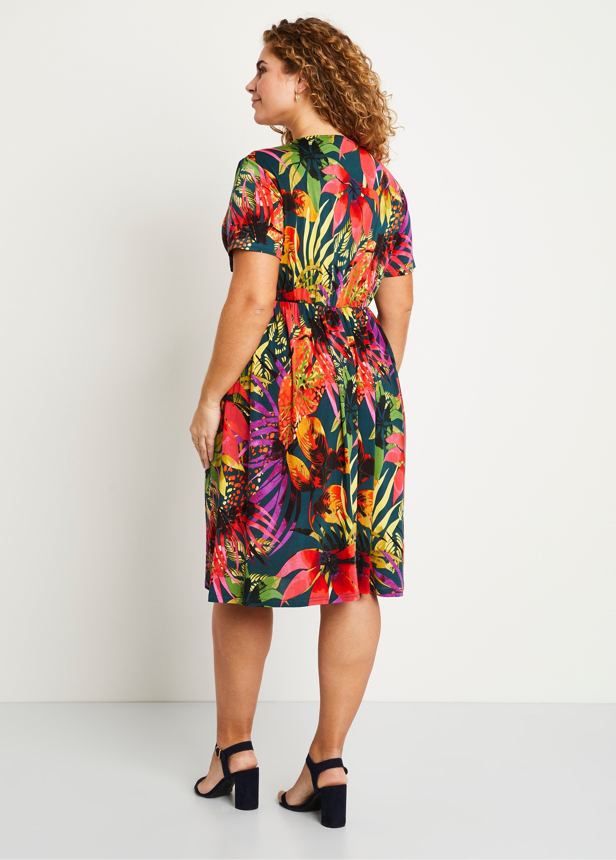 Vestido_curto_envolvente_com_estampa_exótica_Multicolorido_DO1_curvy