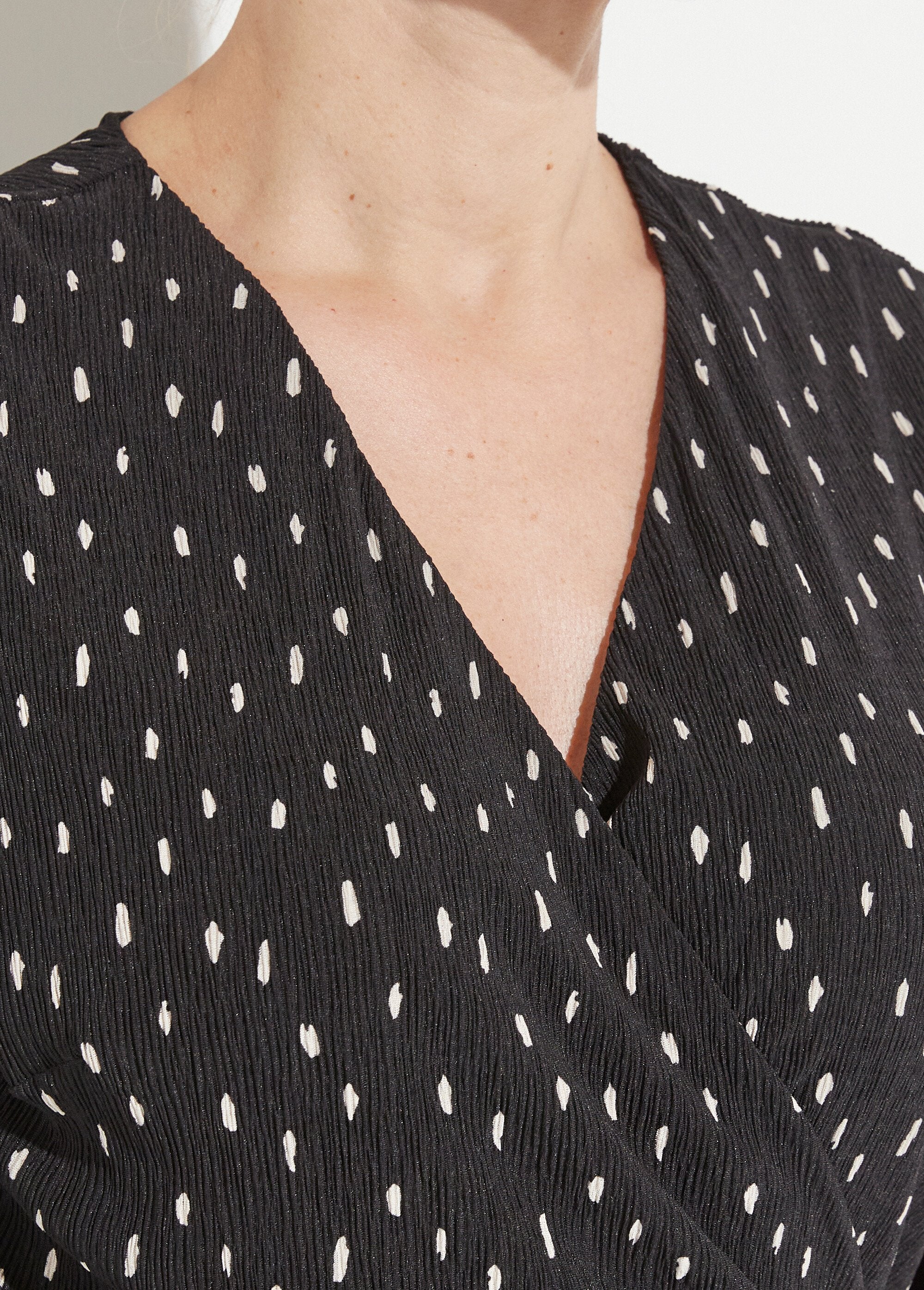 Vestido_curto_com_estampa_de_bolinhas_Noir_et_ecru_DE1_slim