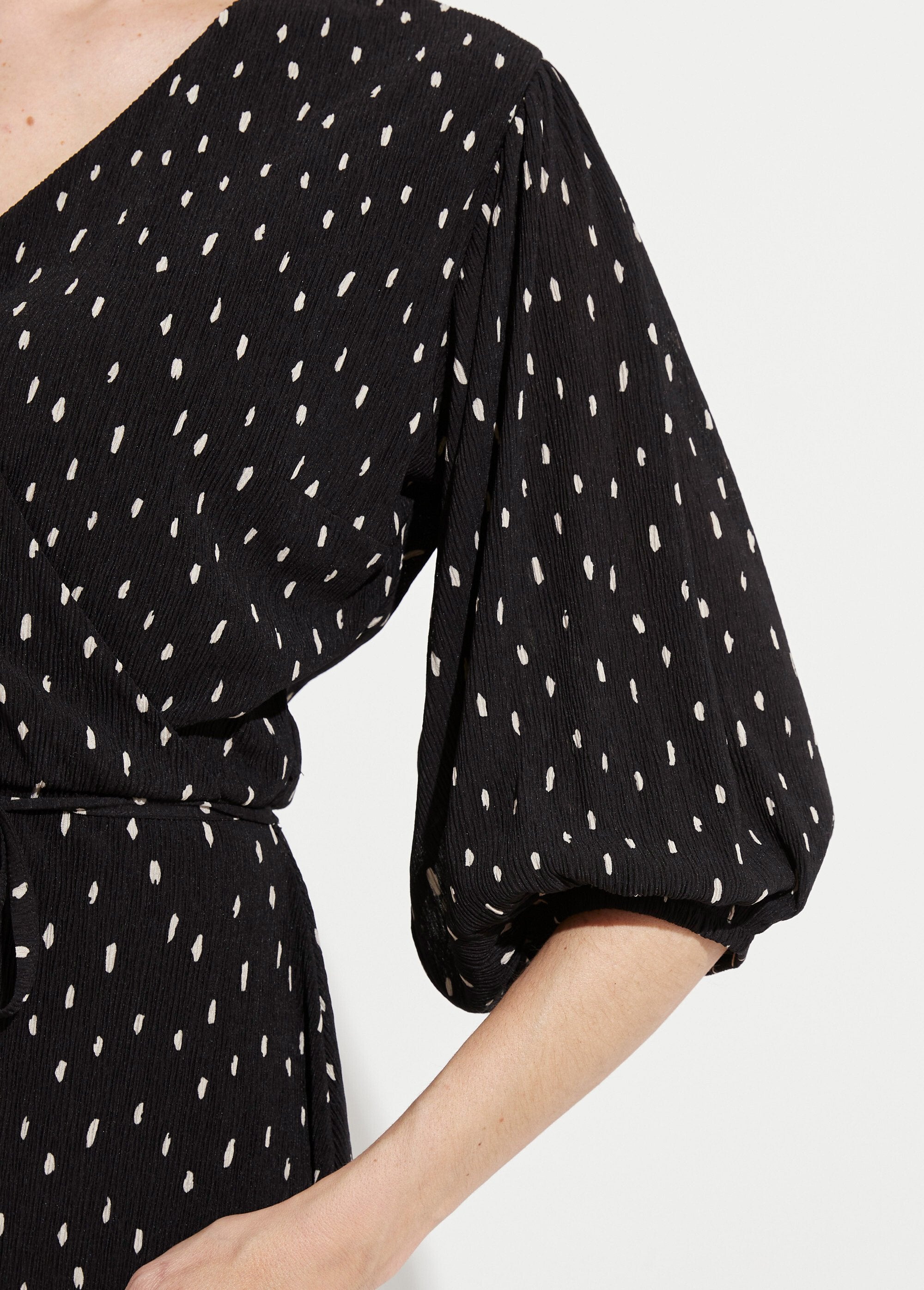 Vestido_curto_com_estampa_de_bolinhas_Noir_et_ecru_DE2_slim