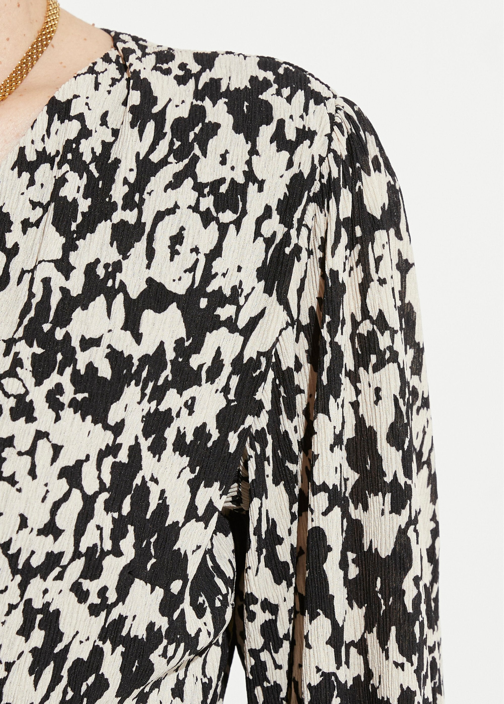 Vestido_curto_envelope_com_estampa_tachiste_Noir_et_ecru_DE2_slim