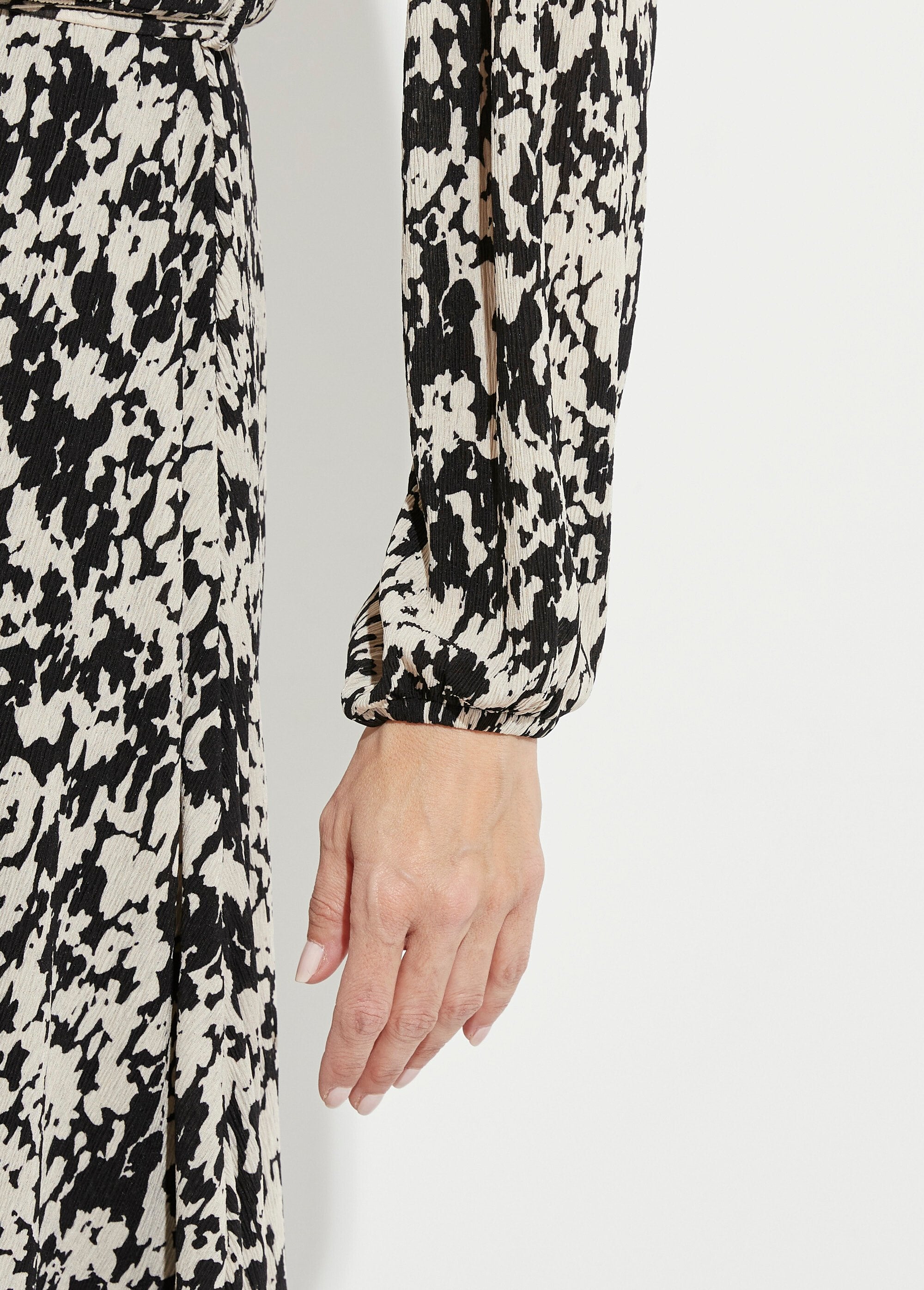 Vestido_curto_envelope_com_estampa_tachiste_Noir_et_ecru_DE4_slim