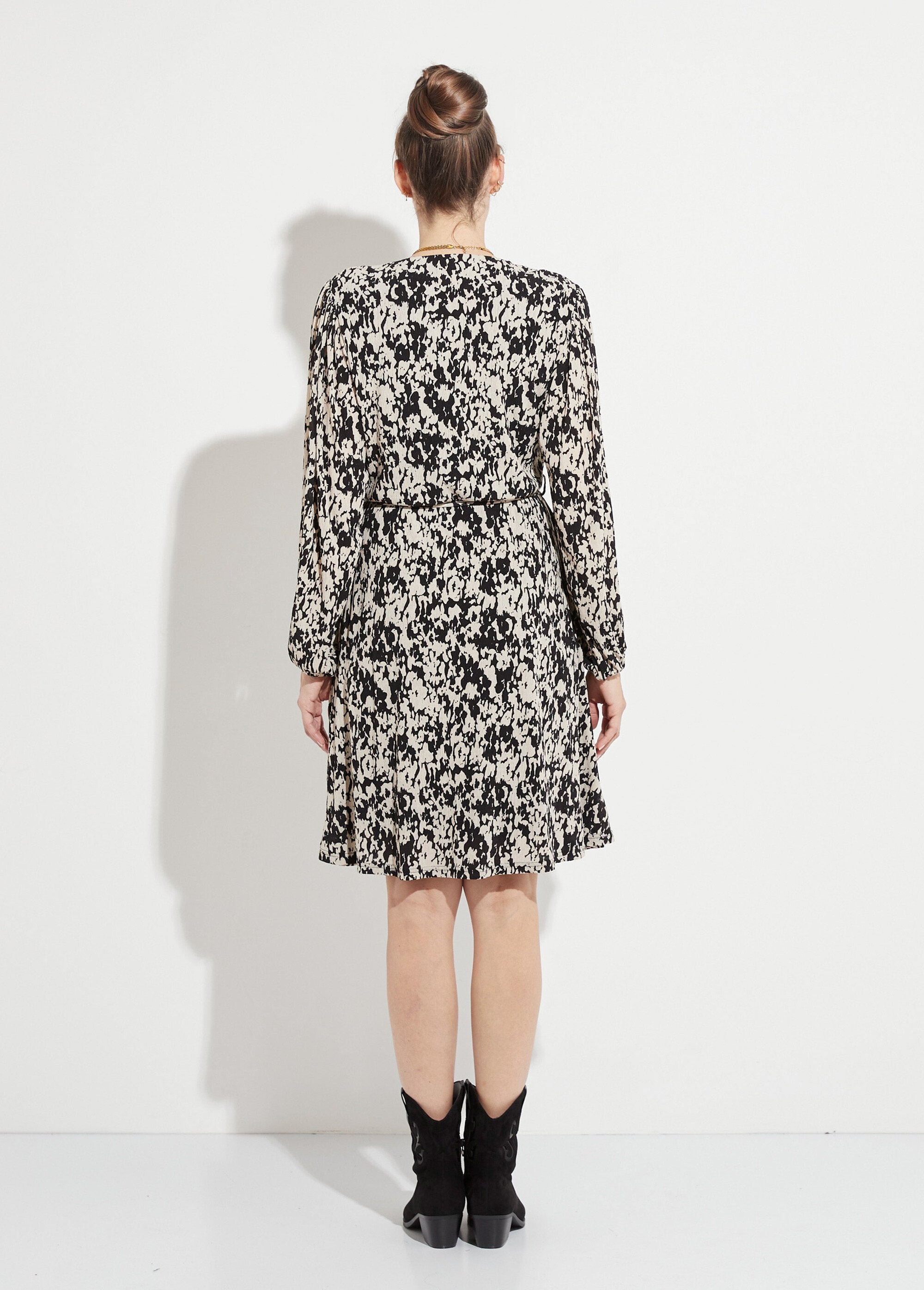 Vestido_curto_envelope_com_estampa_tachiste_Noir_et_ecru_DO1_slim