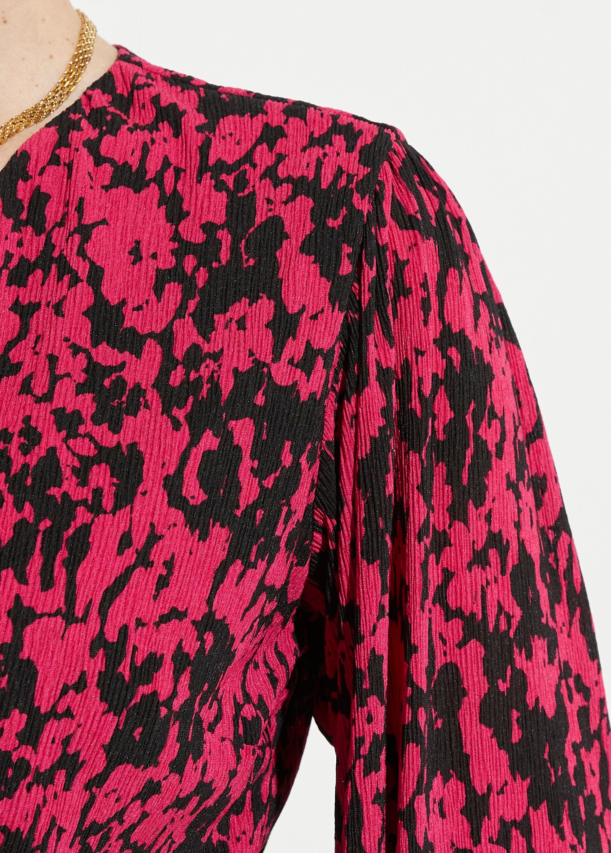 Vestido_curto_envelope_com_estampa_tachiste_Noir_et_fuchsia_DE2_slim