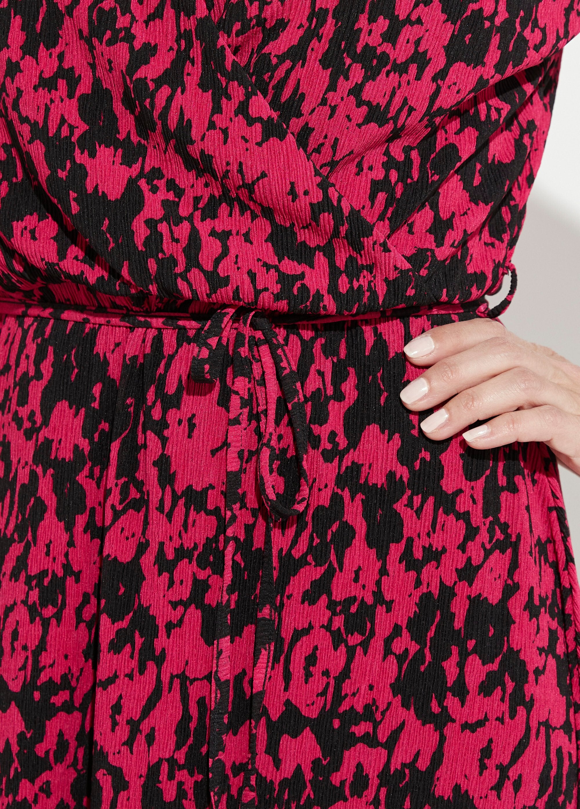 Vestido_curto_envelope_com_estampa_tachiste_Noir_et_fuchsia_DE4_slim