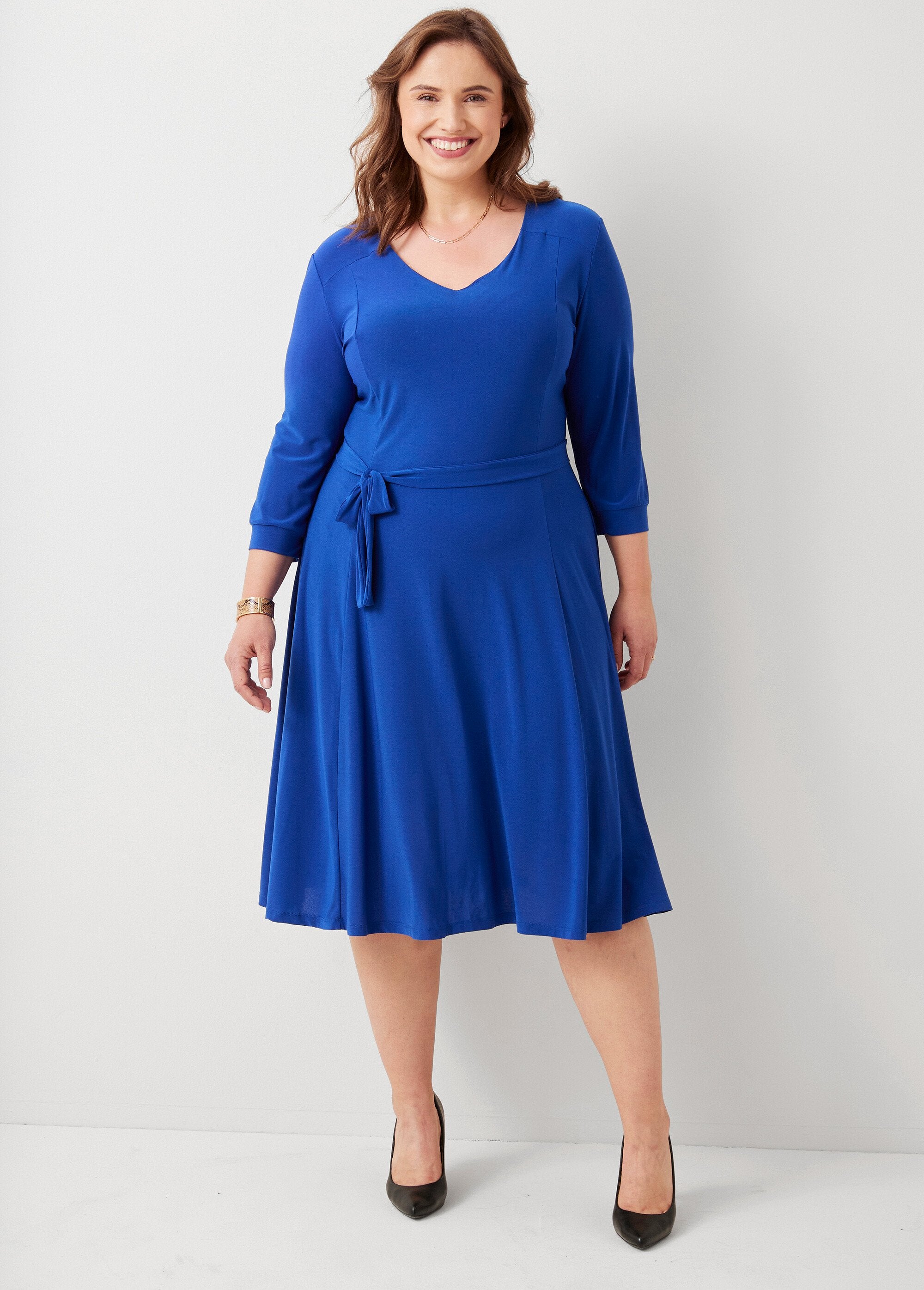 Vestido_curto_com_cinto,_decote_em_V,_mangas_3/4_Bleu_uni_FA1_curvy