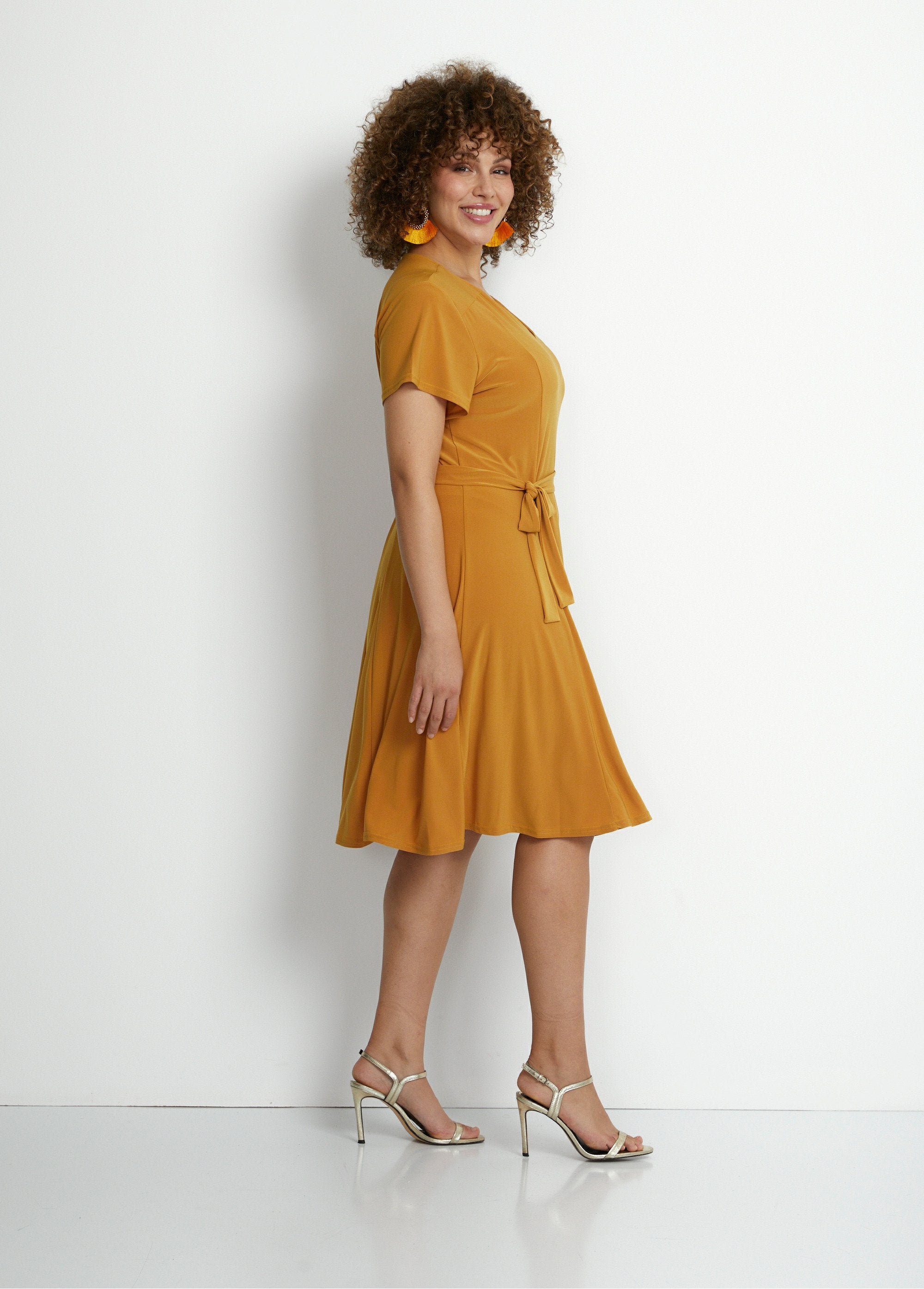 Vestido_curto_com_decote_em_V_e_cinto_Jaune_DR1_curvy