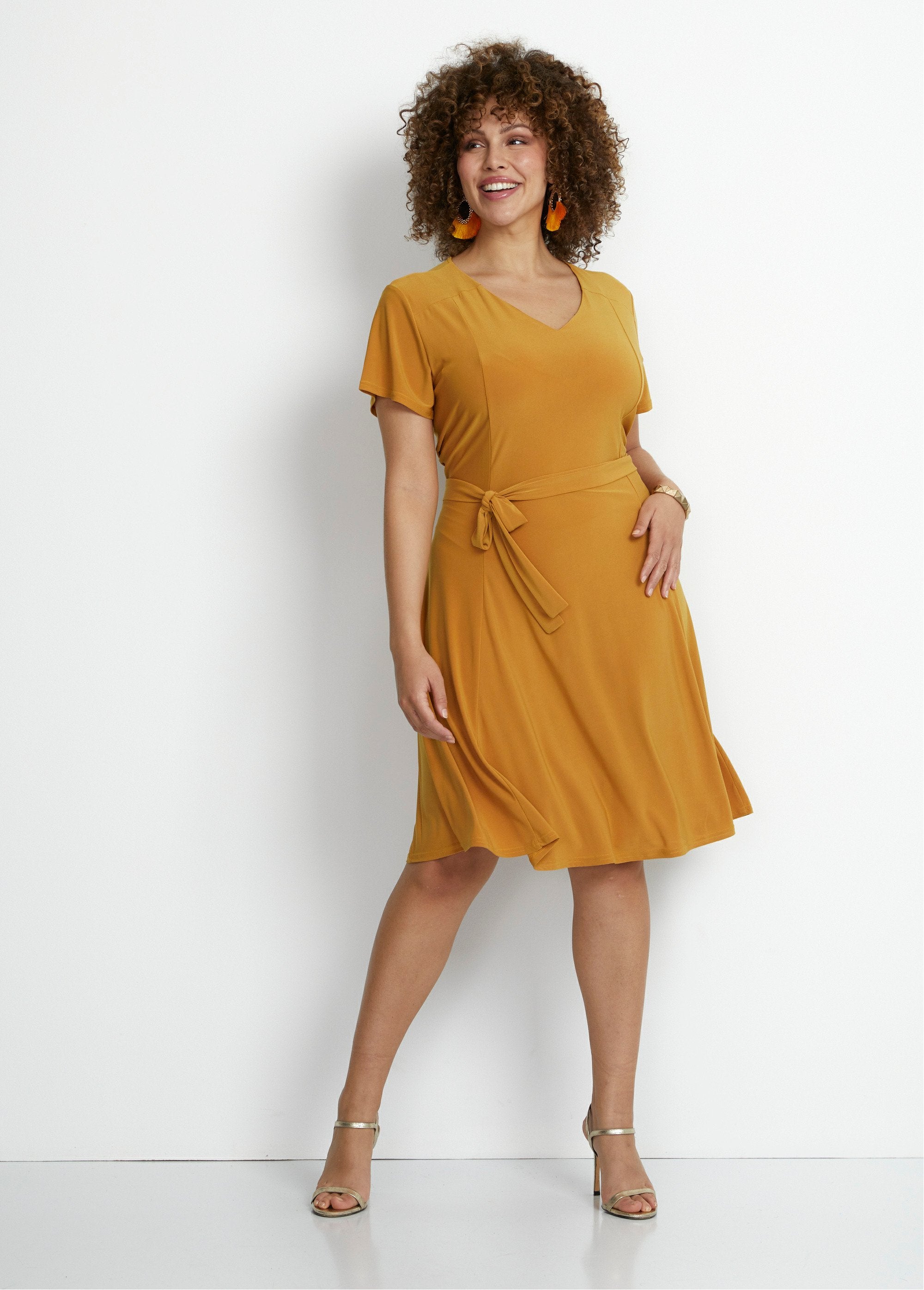 Vestido_curto_com_decote_em_V_e_cinto_Jaune_SF1_curvy