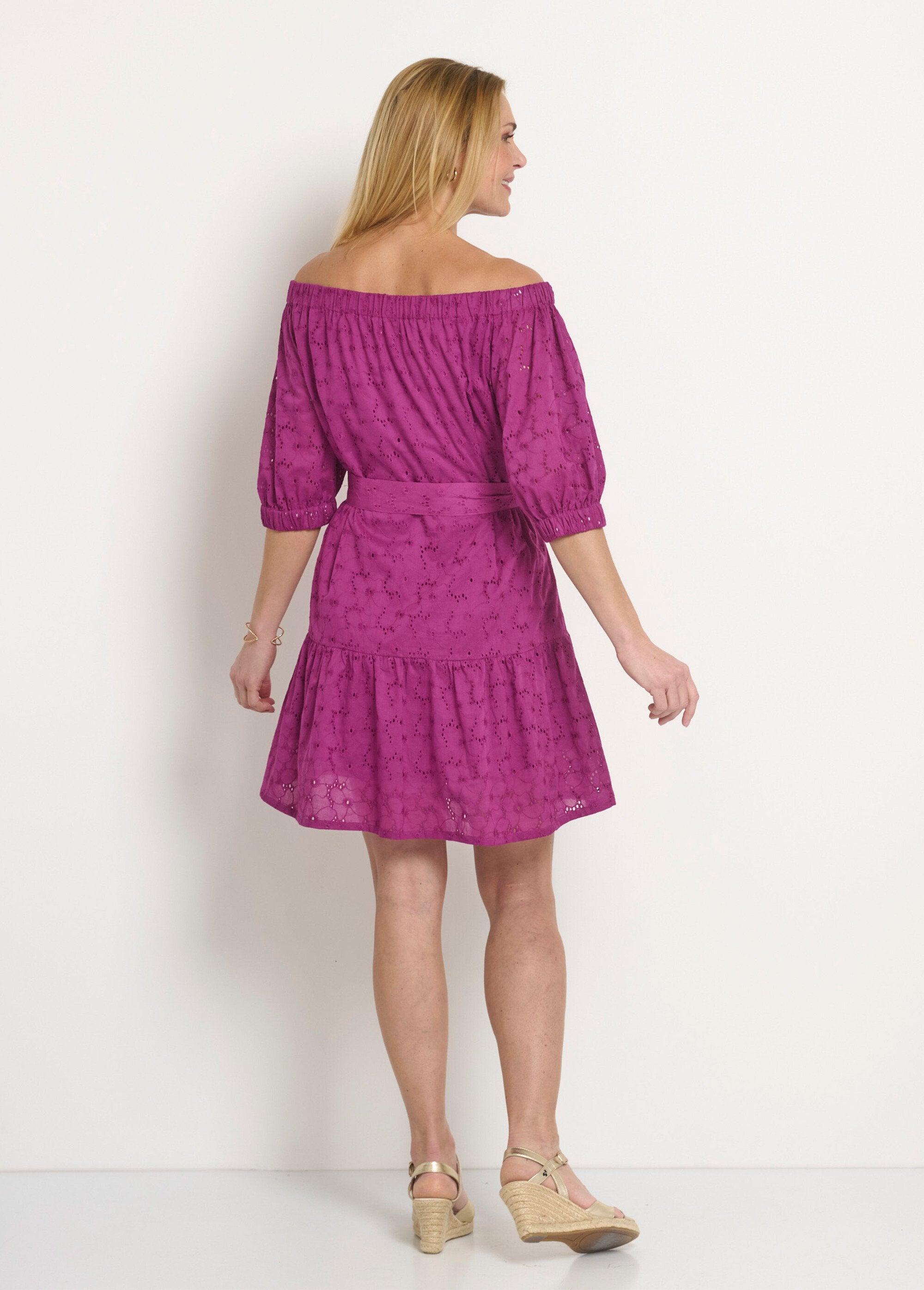 Vestido_curto_com_gola_bardot,_broderie_anglaise_Violine_DO1_slim