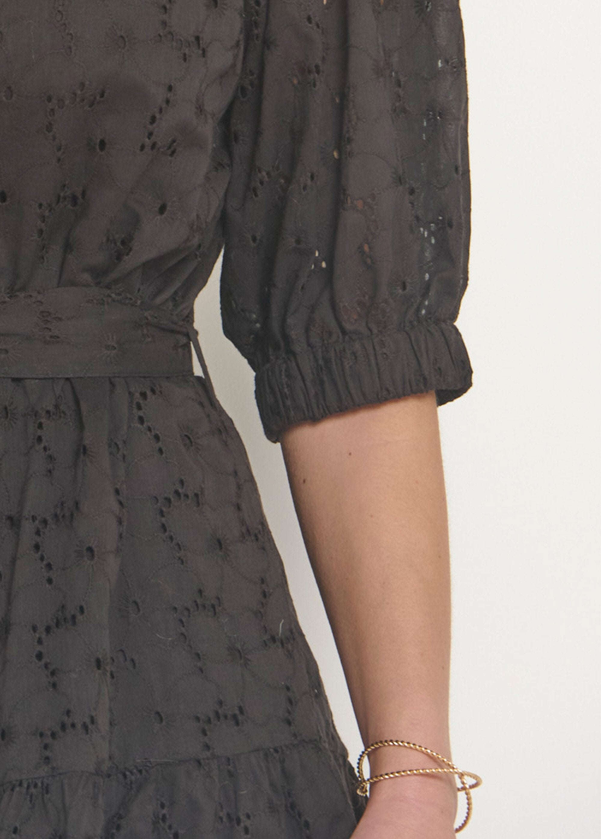 Vestido_curto_com_gola_bardot,_broderie_anglaise_Noir_DE2_slim