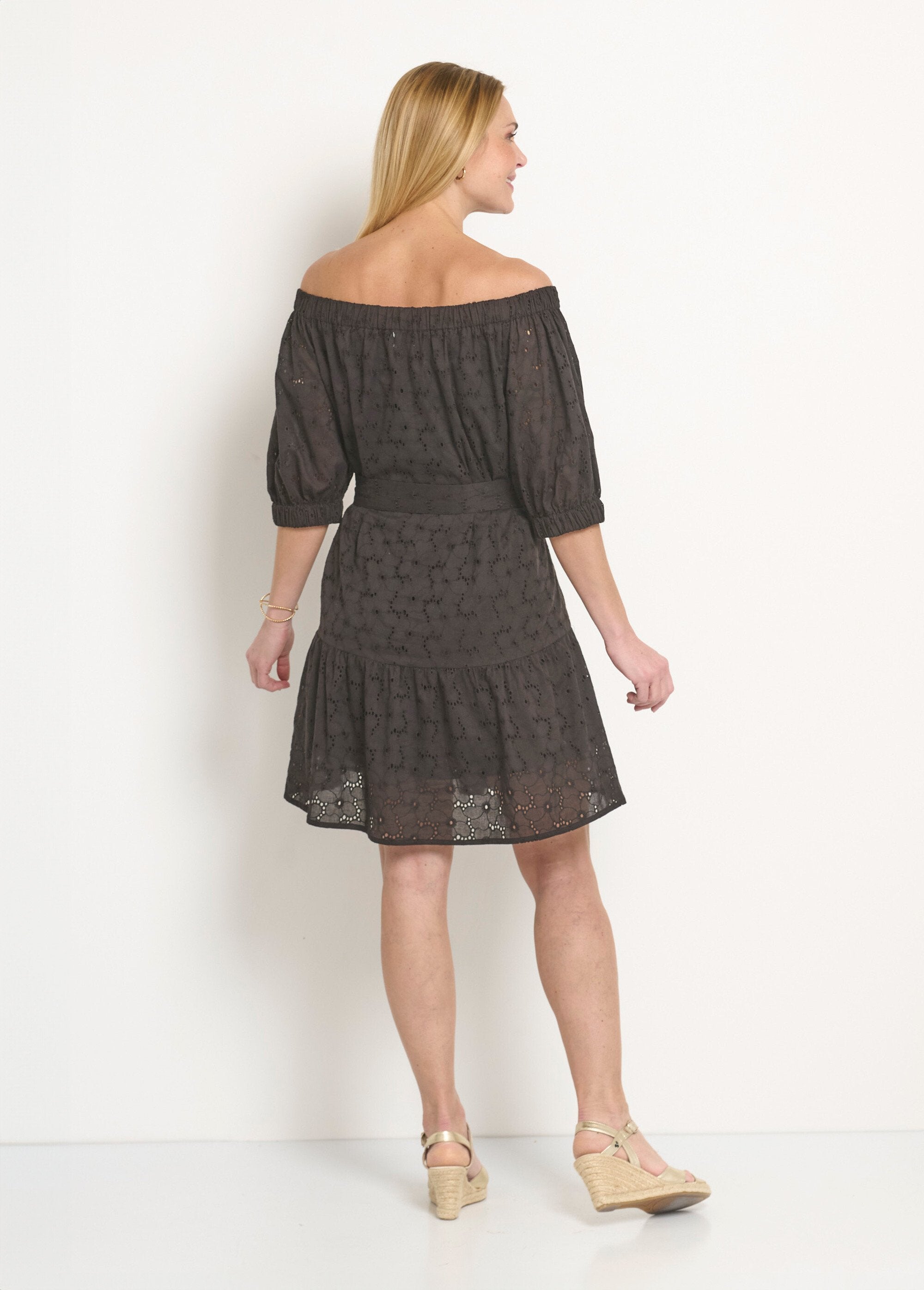 Vestido_curto_com_gola_bardot,_broderie_anglaise_Noir_DO1_slim