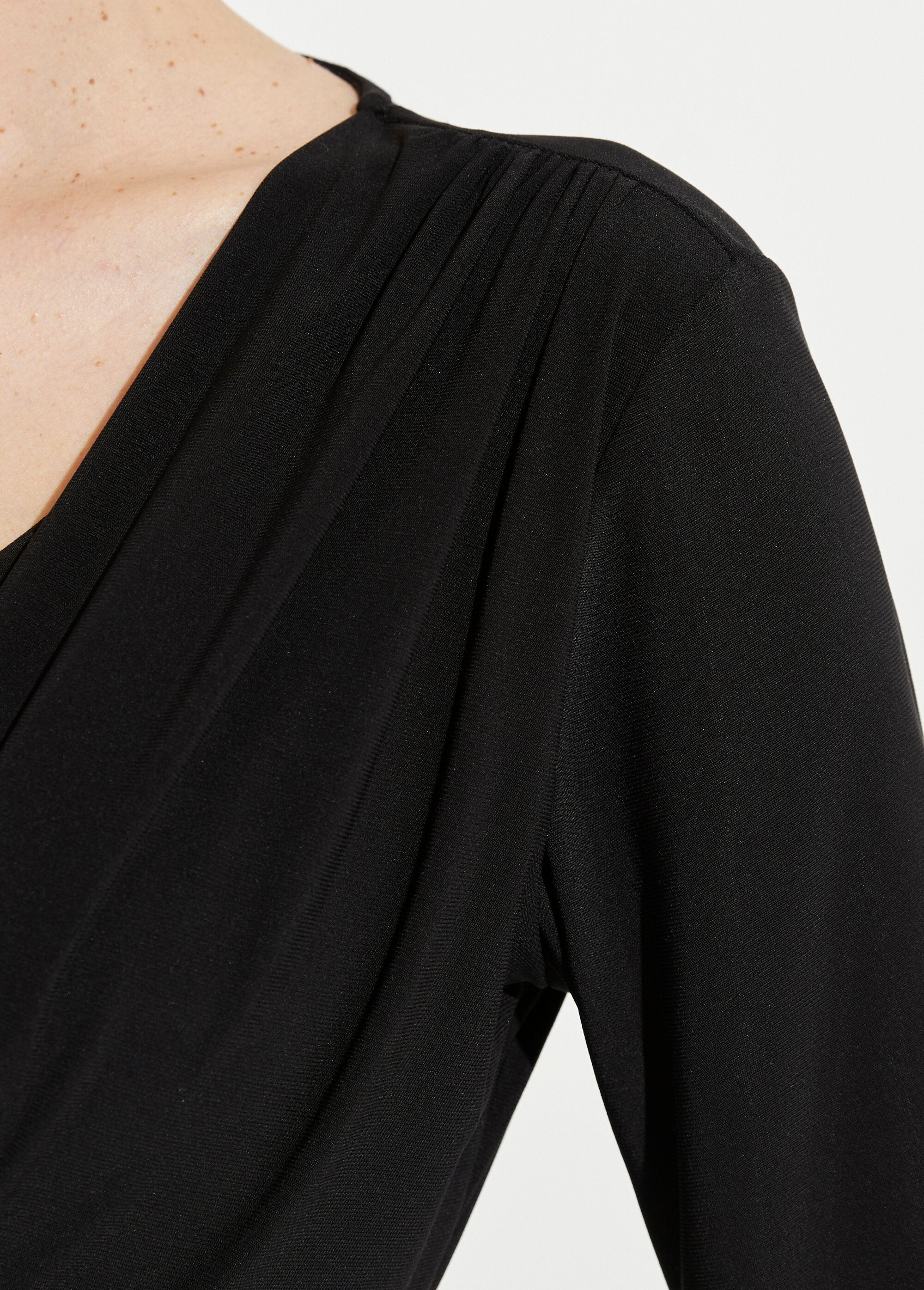 Robe_courte_col_V_effet_drapé_ceinture_bijou_Noir_DE2_slim