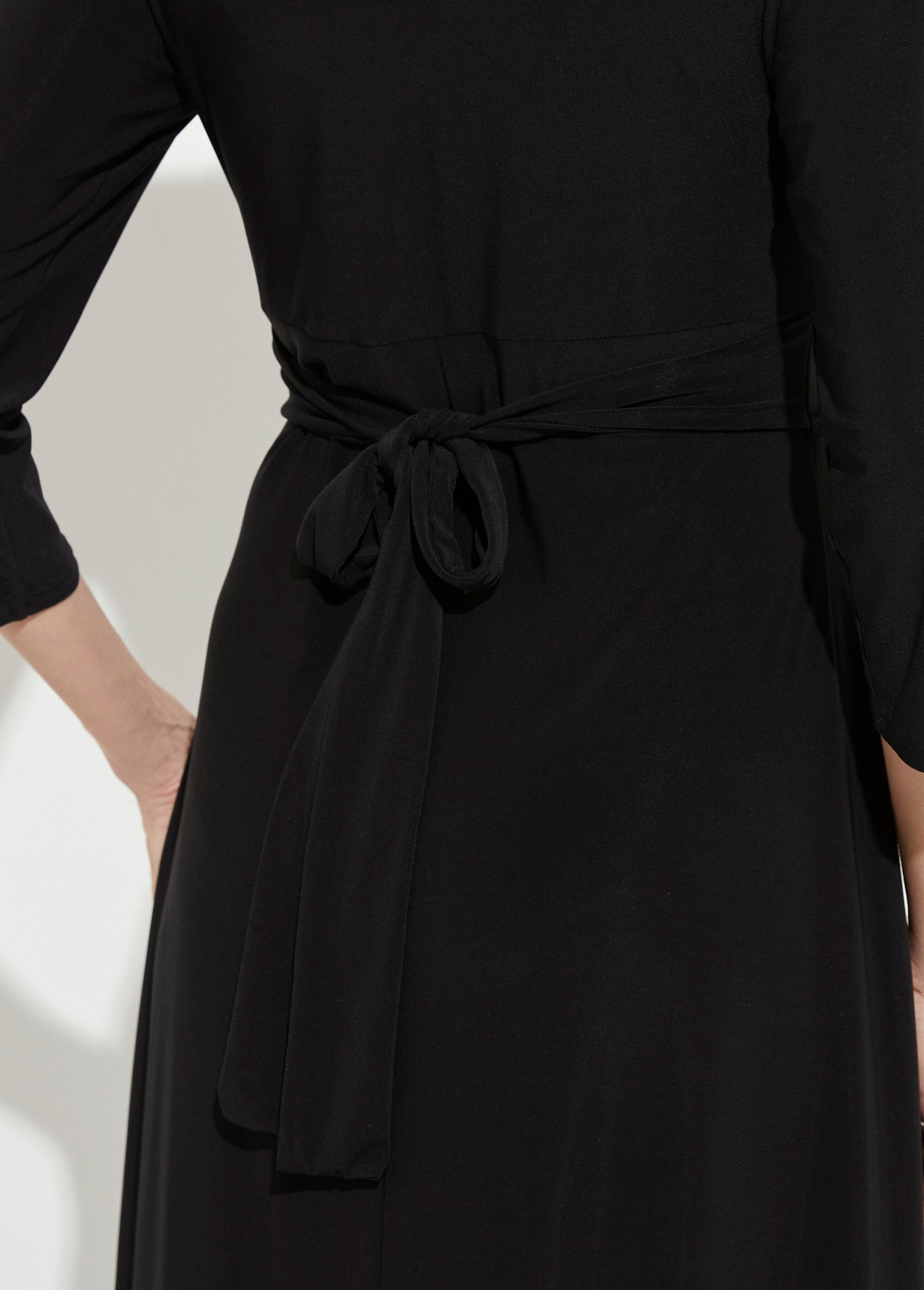 Robe_courte_col_V_effet_drapé_ceinture_bijou_Noir_DE3_slim