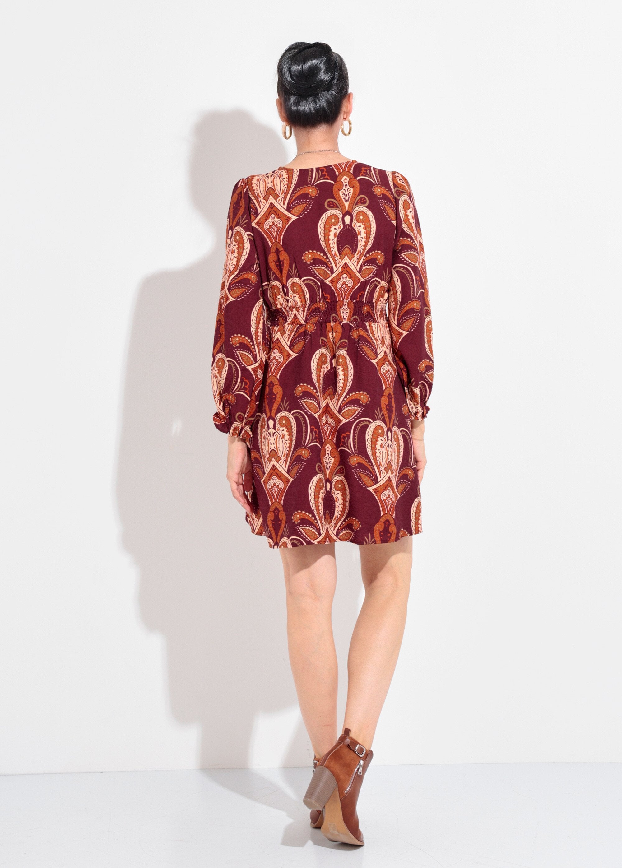 Vestido_curto_com_estampa_paisley_e_decote_em_V_Bordeaux_DO1_slim