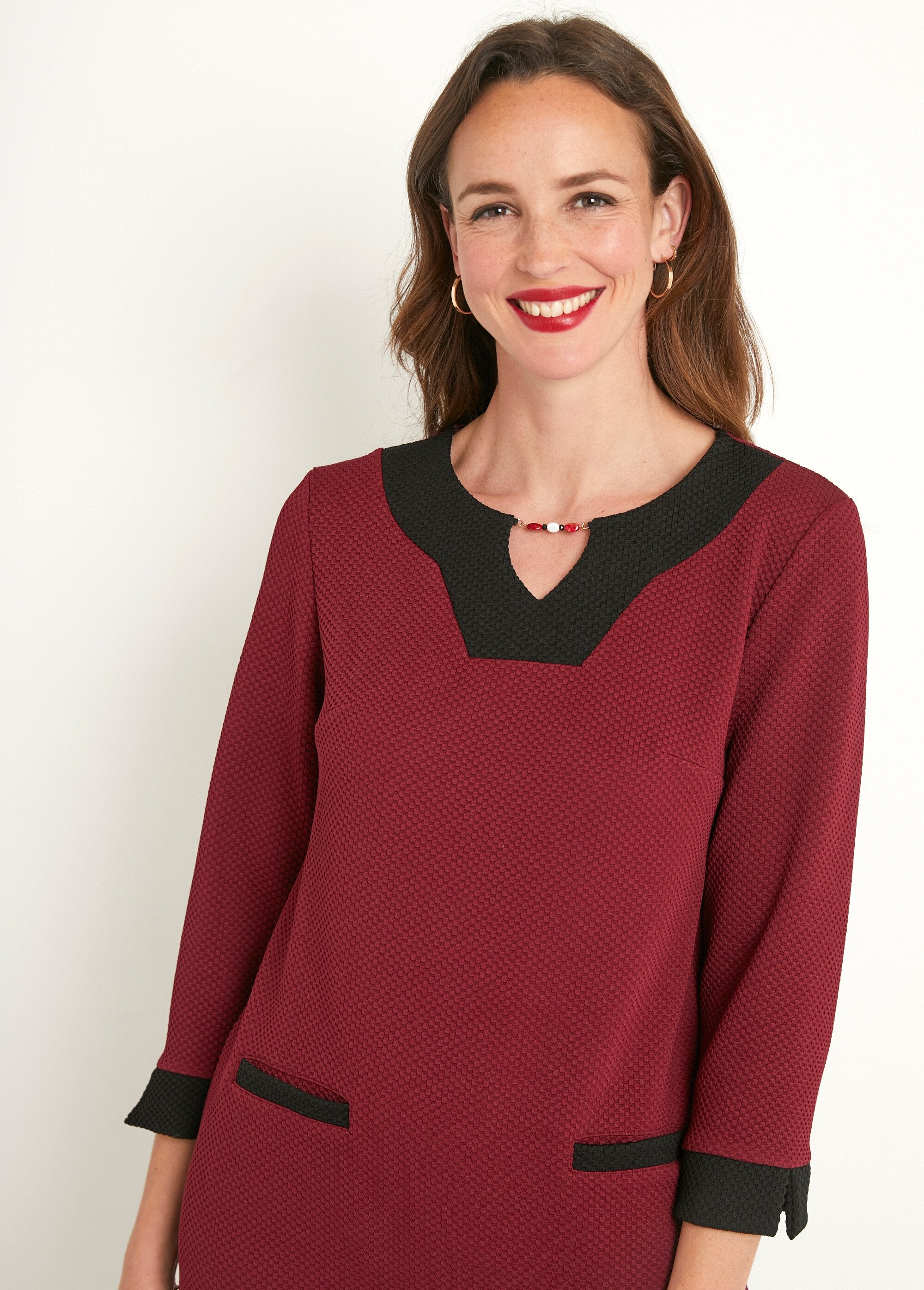 Vestido_curto_bicolor_direito_com_mangas_3/4_Bordeaux_et_noir_DE1_slim