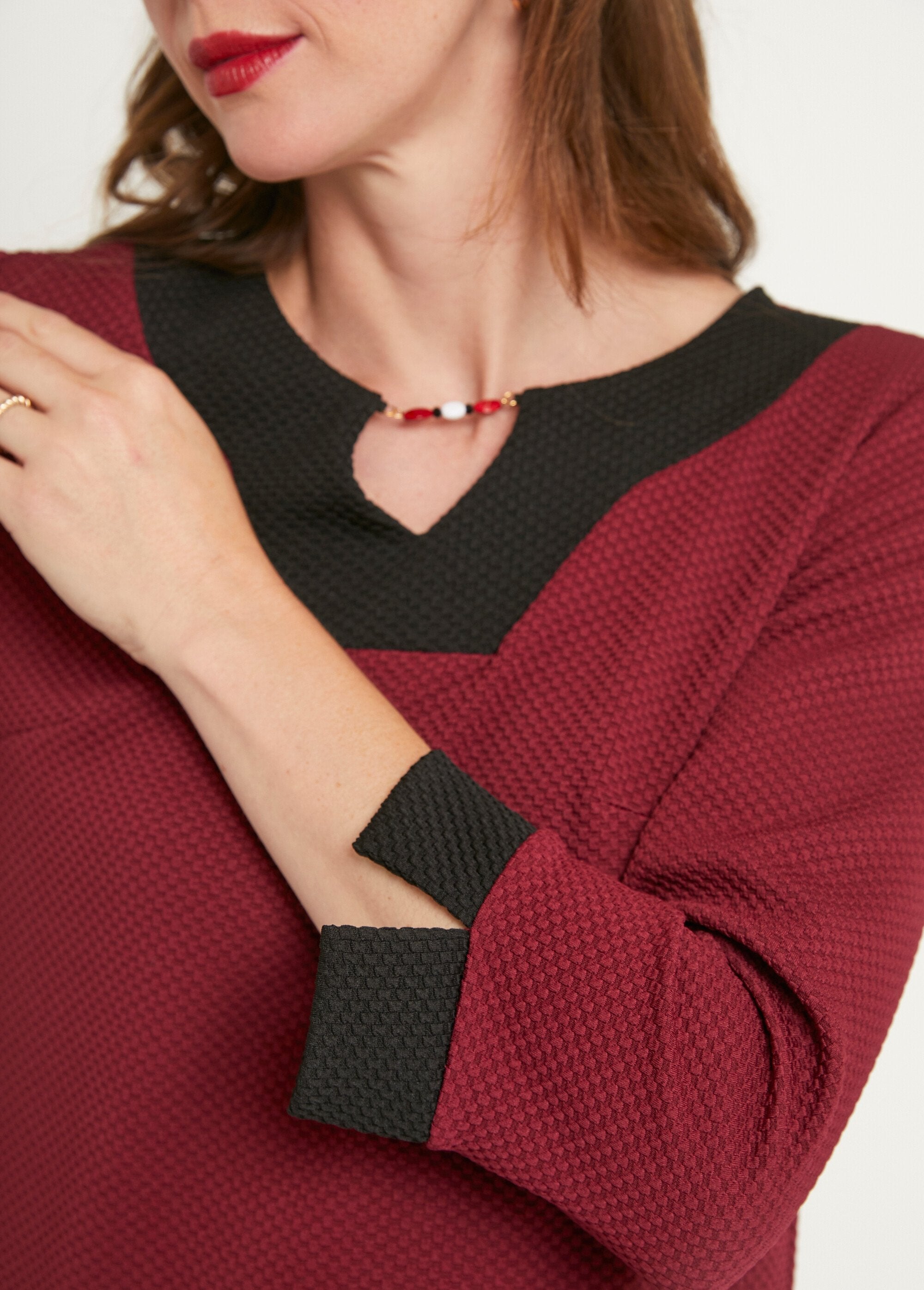 Vestido_curto_bicolor_direito_com_mangas_3/4_Bordeaux_et_noir_DE3_slim