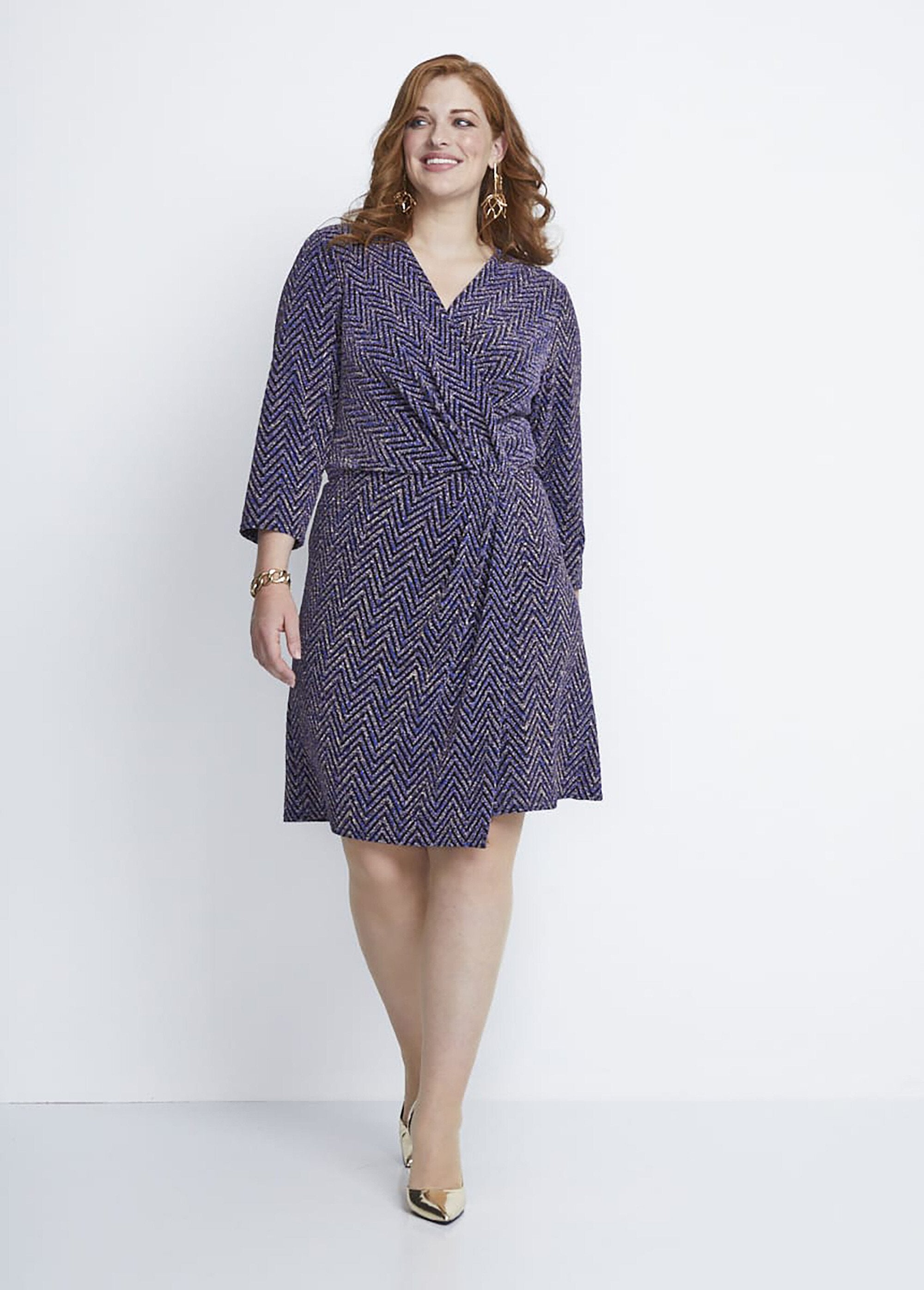 Vestido_curto_com_efeito_envelope_em_malha_de_lantejoulas_Bleu_SF1_curvy