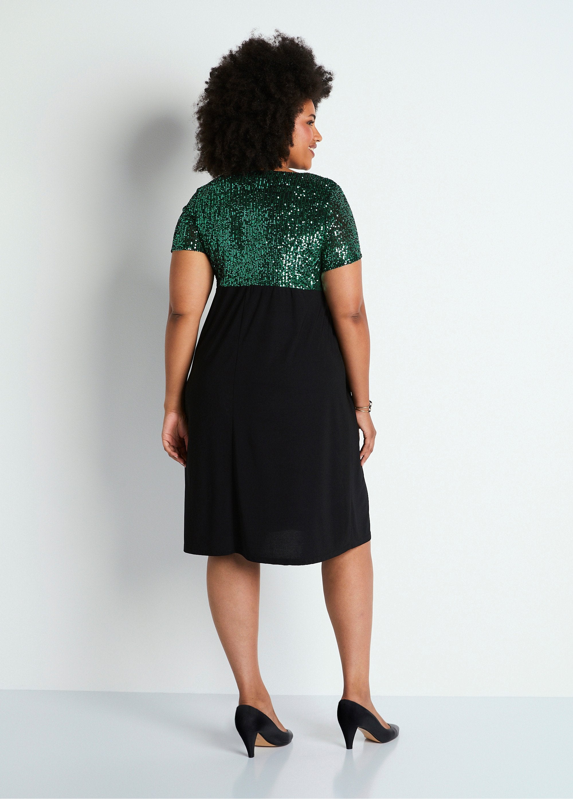 Vestido_curto_em_malha_e_paetês_Verde_e_preto_DO1_curvy