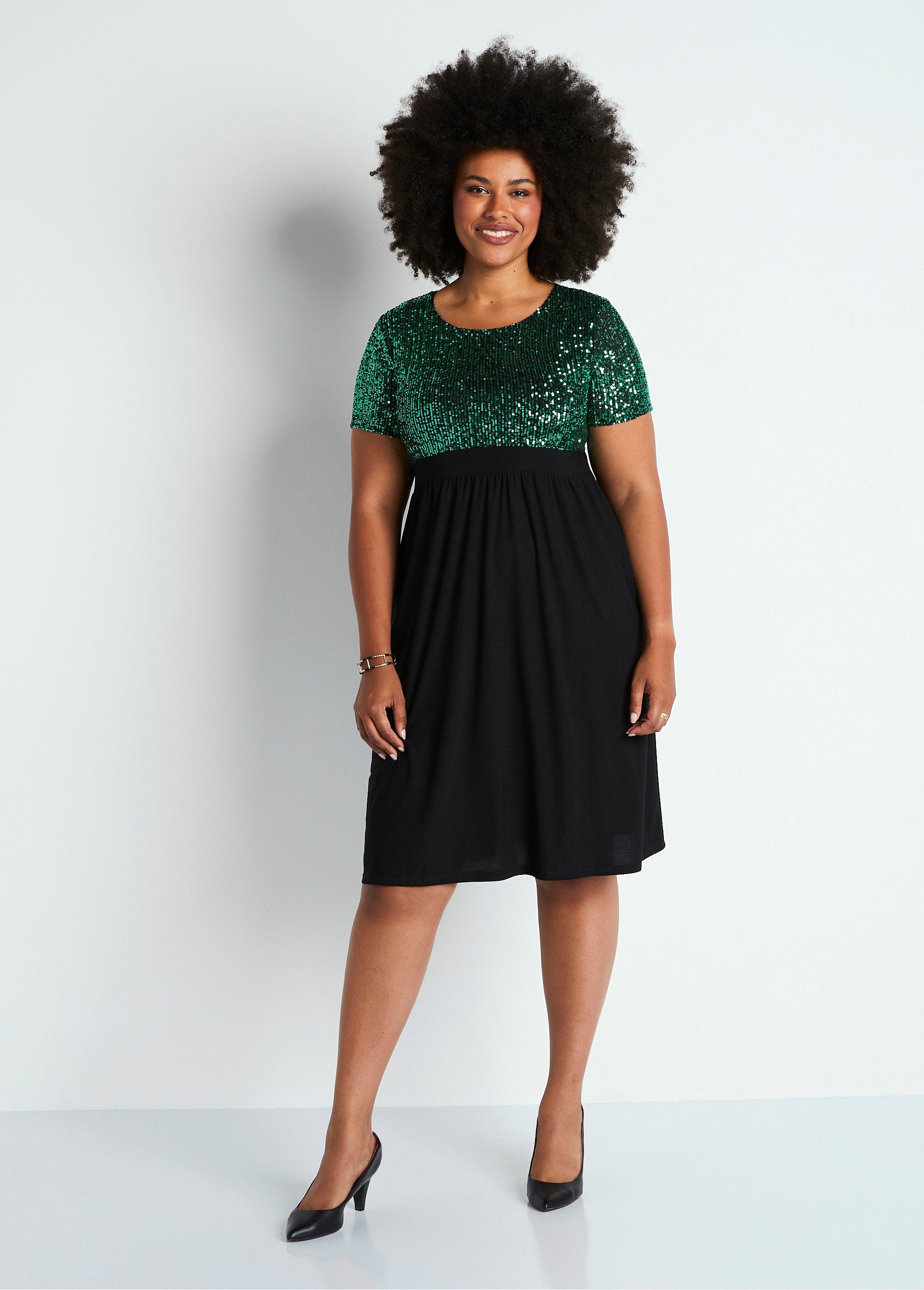 Vestido_curto_em_malha_e_paetês_Verde_e_preto_FA1_curvy