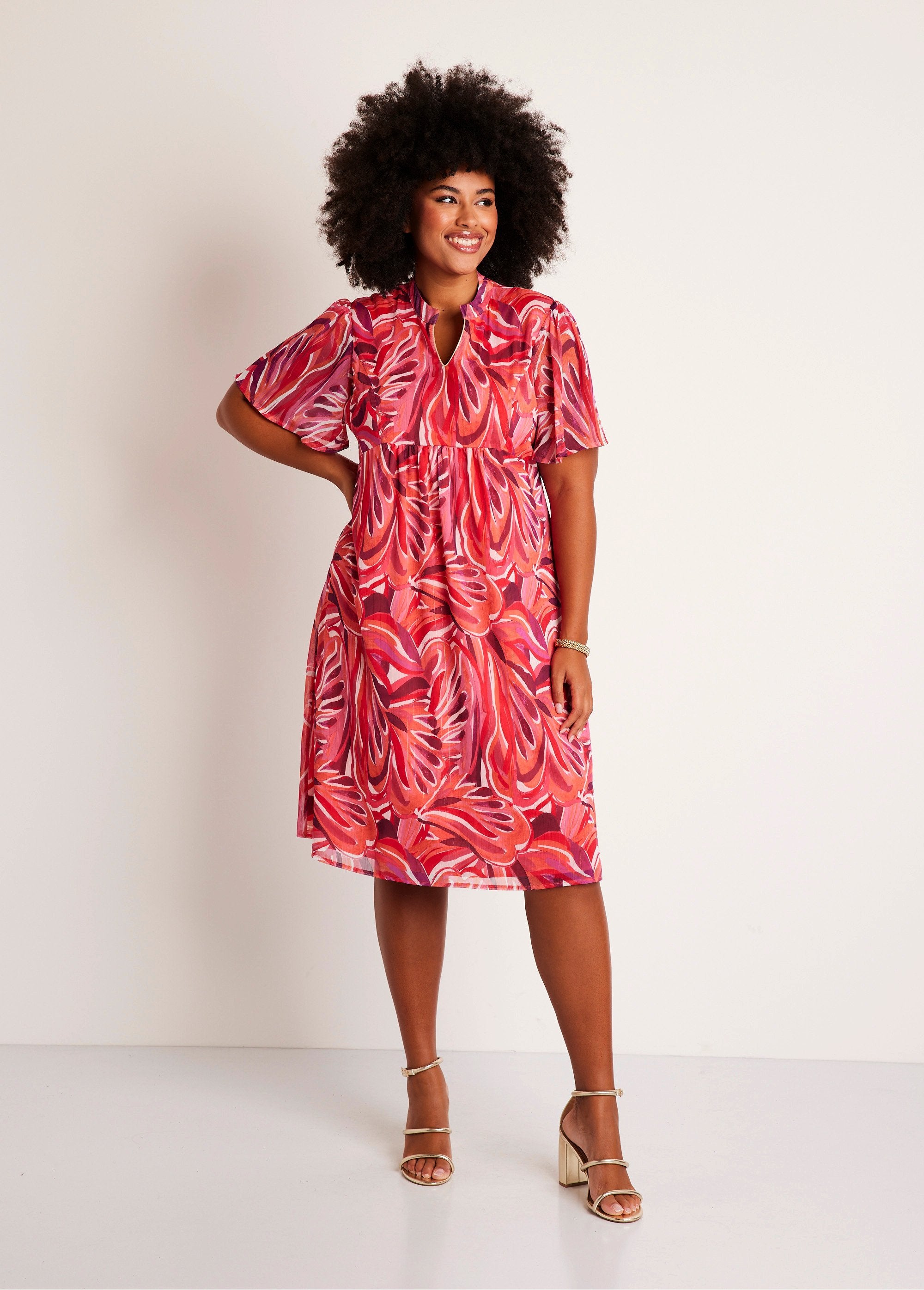 Vestido_curto_estampado_de_folhas_Fúcsia_e_rosa_FA1_curvy