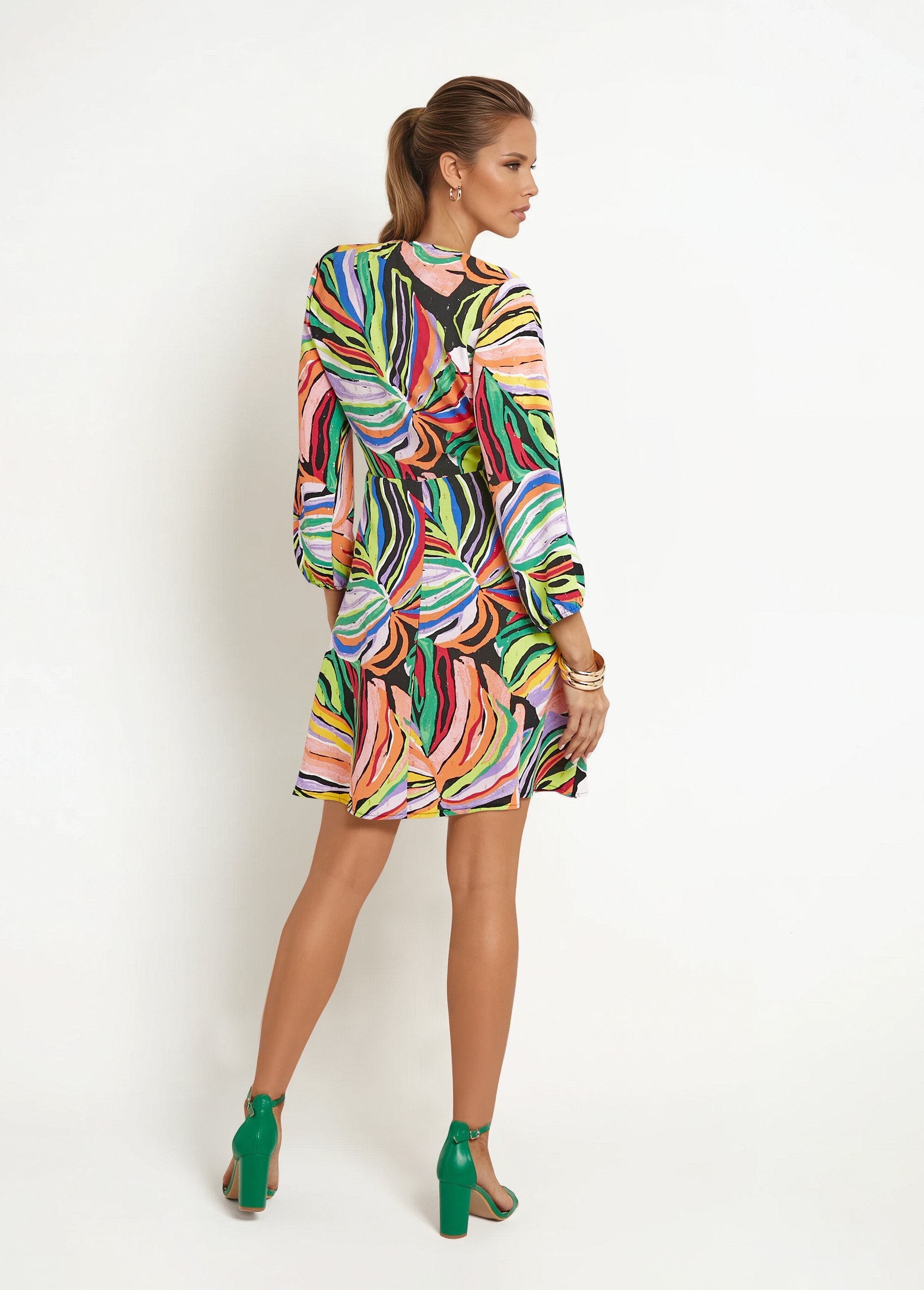 Vestido_curto_com_estampa_gráfica_de_folhagens_Multicolore_DO1_slim