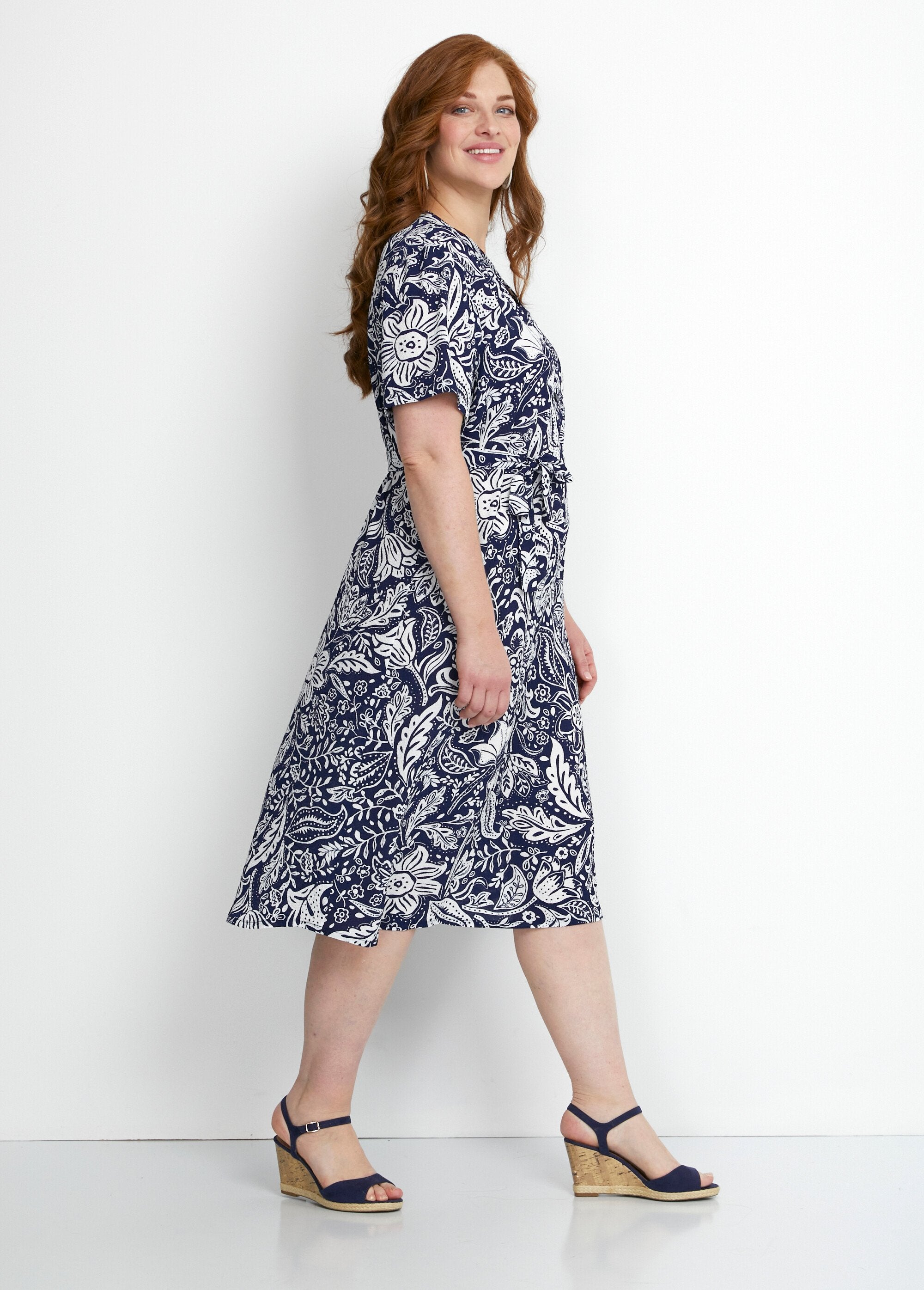 Vestido_curto_em_tecido_waffle_bicolor_Bleu_et_blanc_DR1_curvy