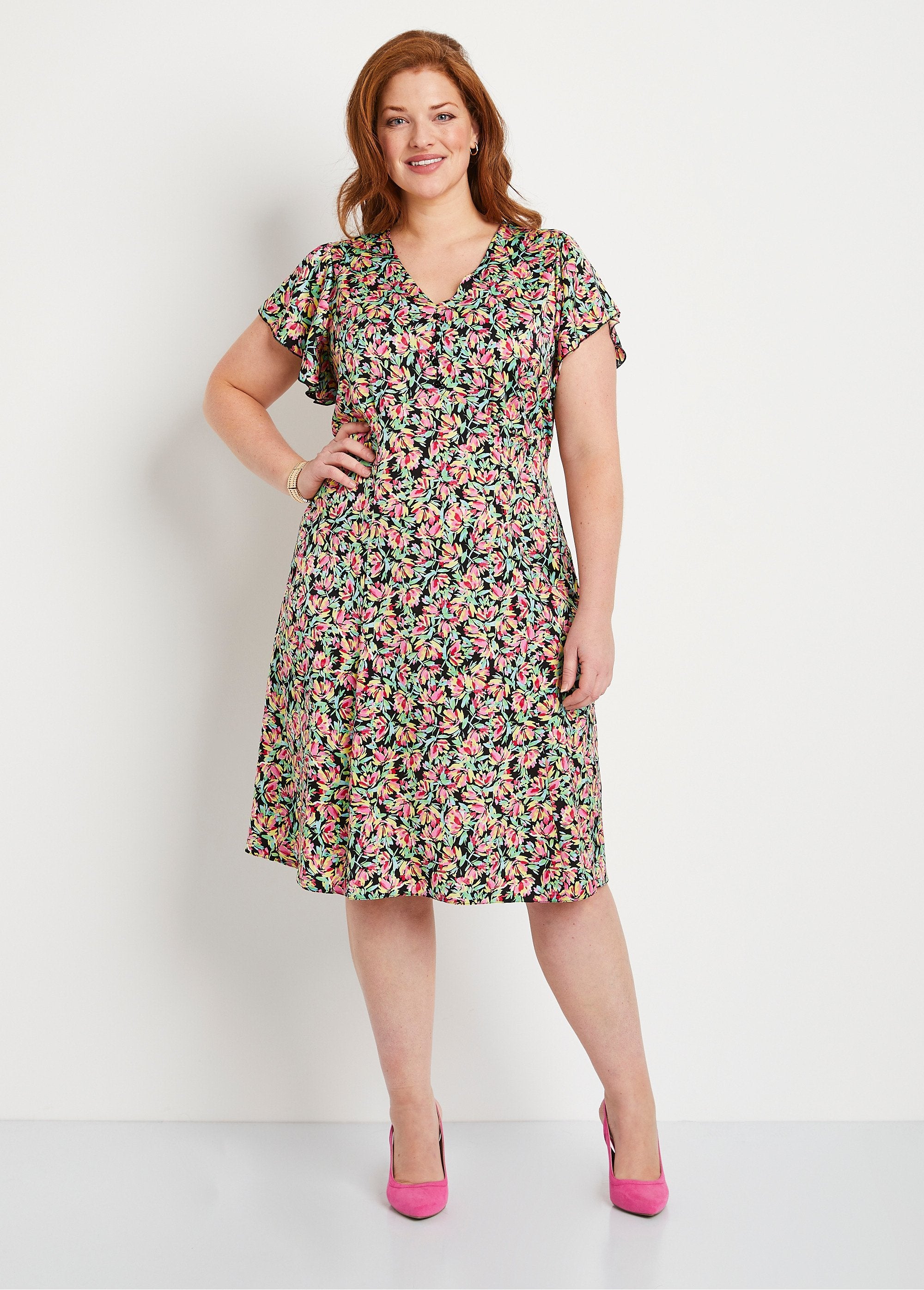 Vestido_curto_com_babados_e_estampa_floral_Verde_e_rosa_FA1_curvy