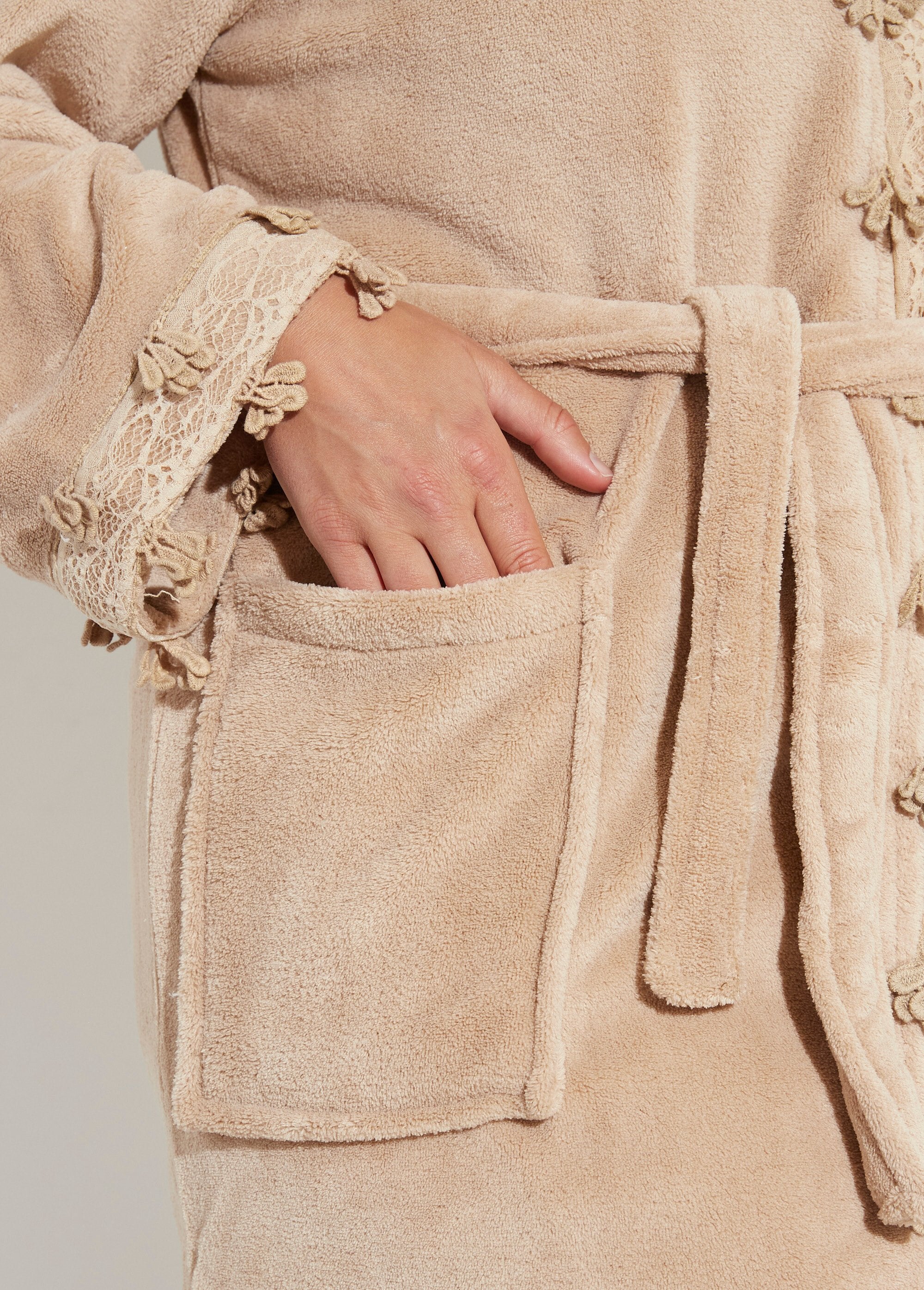 Robe_de_chambre_polaire_bord_dentelle_Taupe_DE2_curvy