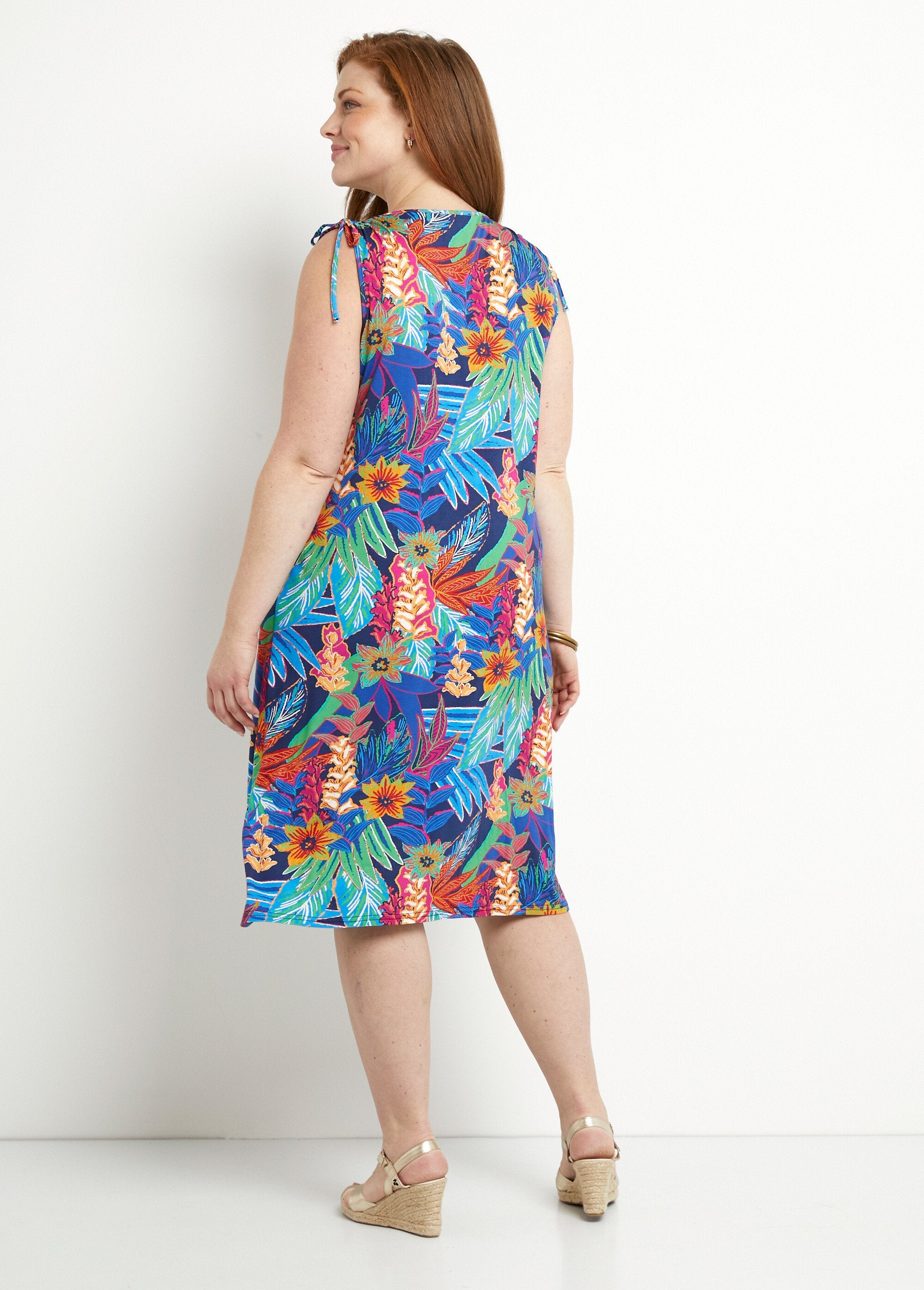 Vestido_curto_floral_tropical_Bleu_et_rouge_DO1_curvy