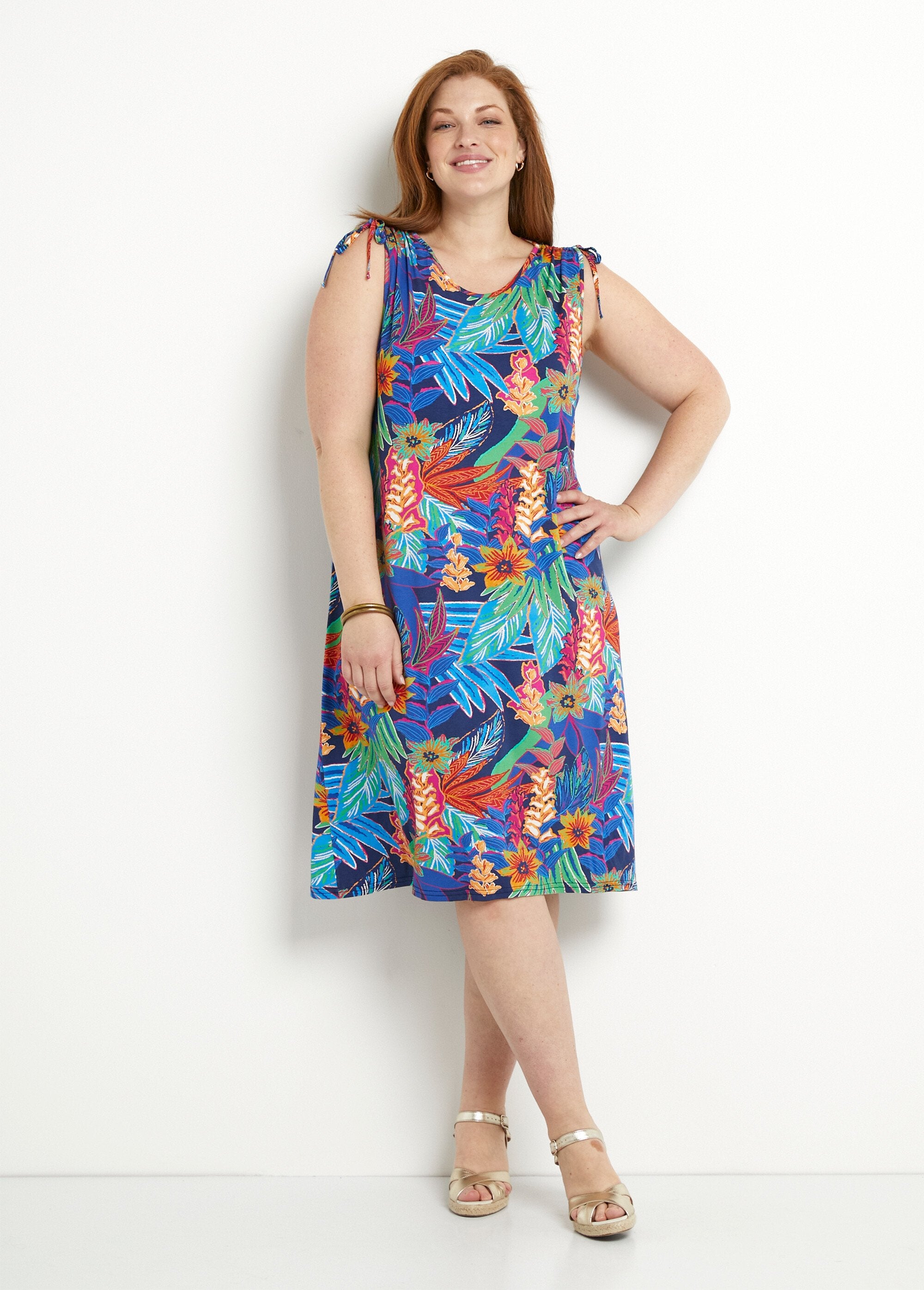 Vestido_curto_floral_tropical_Bleu_et_rouge_FA1_curvy