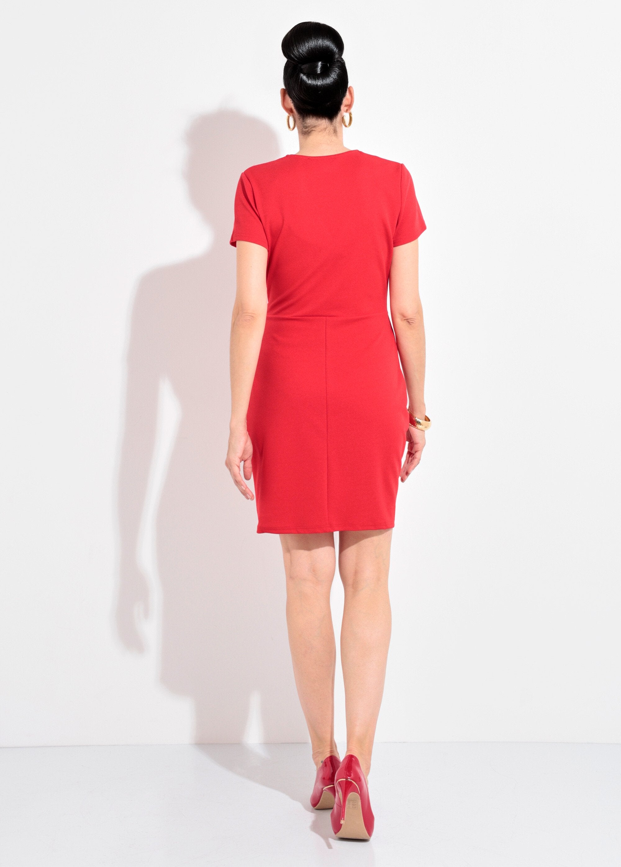 Vestido_drapeado_em_malha_crepe_com_detalhe_de_joia_Rouge_DO1_slim