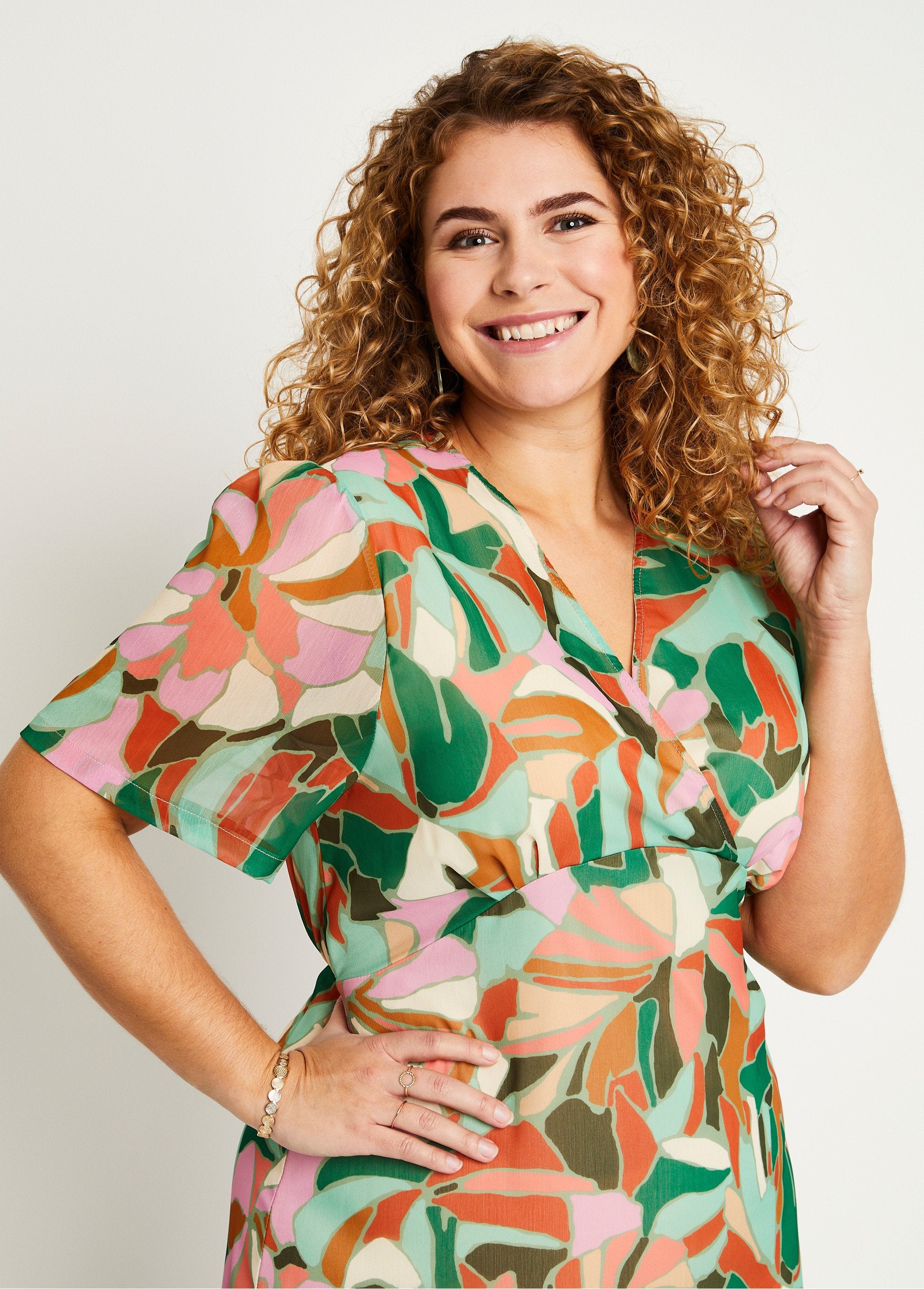 Vestido_curto_reto_com_estampa_de_véu_para_cerimônia_Verde_e_laranja_DE2_curvy