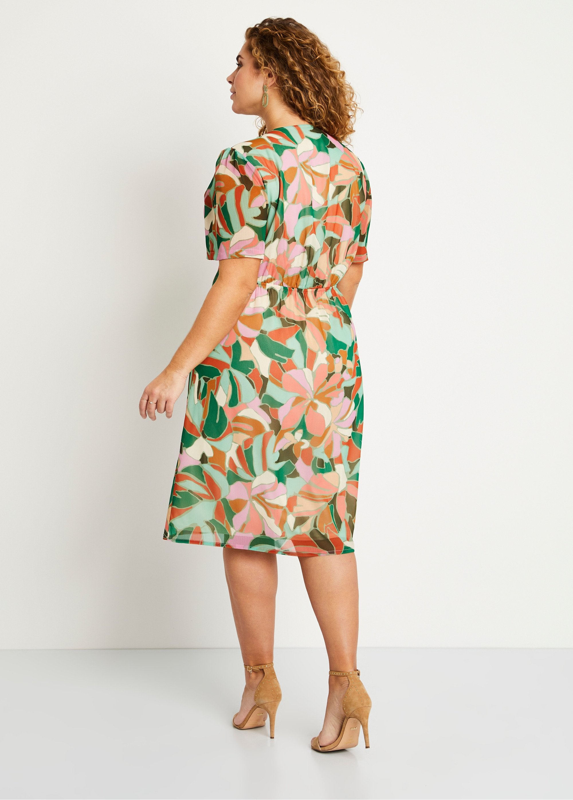 Vestido_curto_reto_com_estampa_de_véu_para_cerimônia_Verde_e_laranja_DO1_curvy