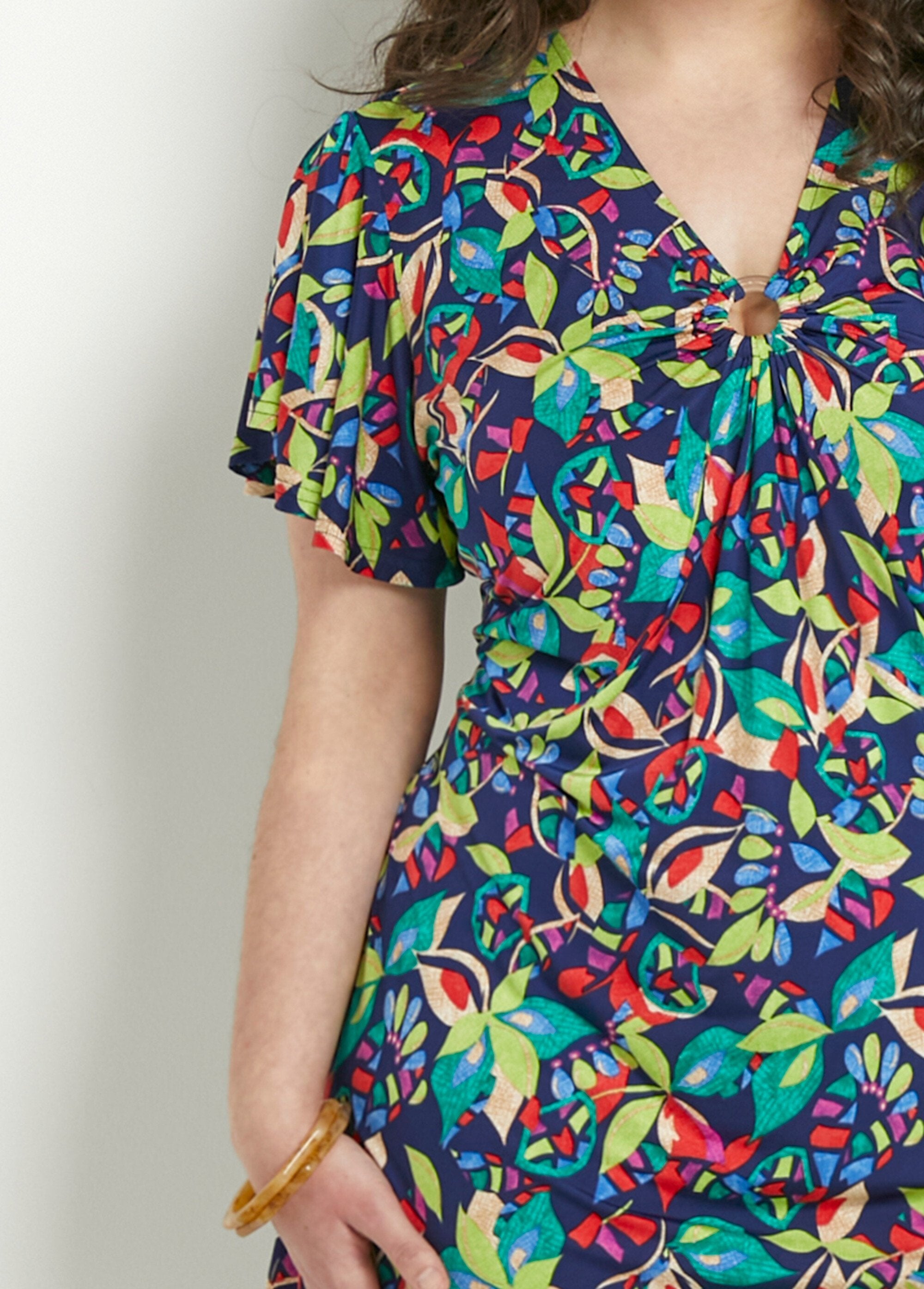 Vestido_curto_evasê_com_estampa_multicolorida_Imprime_marine_DE1_curvy
