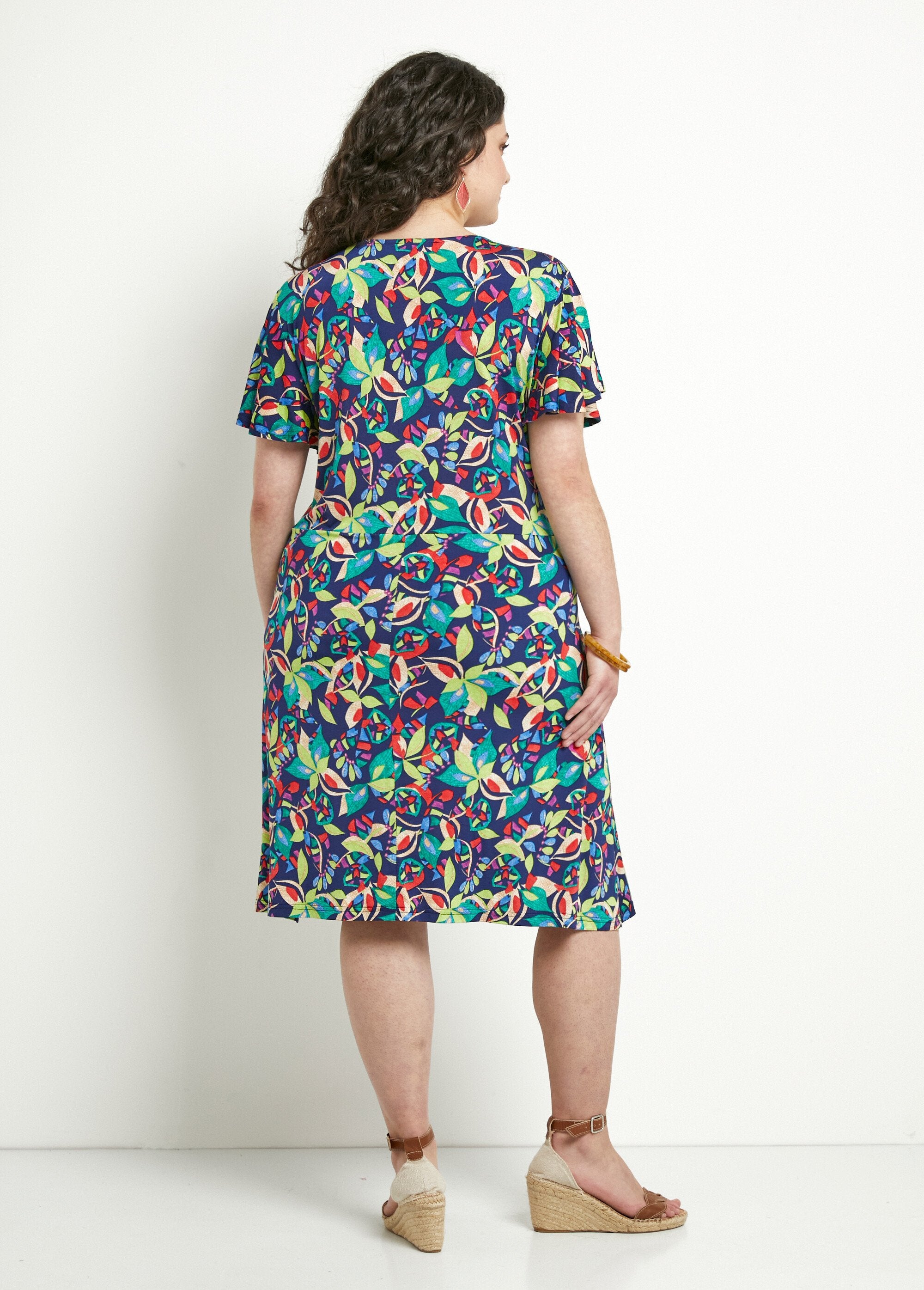 Vestido_curto_evasê_com_estampa_multicolorida_Imprime_marine_DO1_curvy