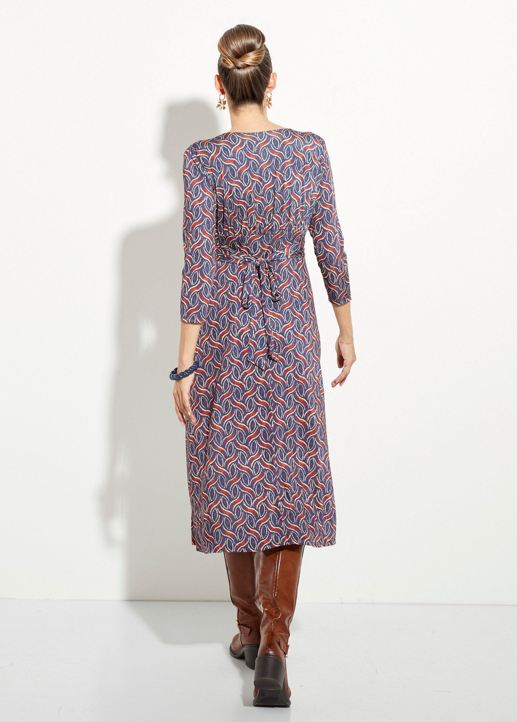 Robe_fluide_taille_plissée_motif_ethnique_Marine_et_brique_DO1_slim