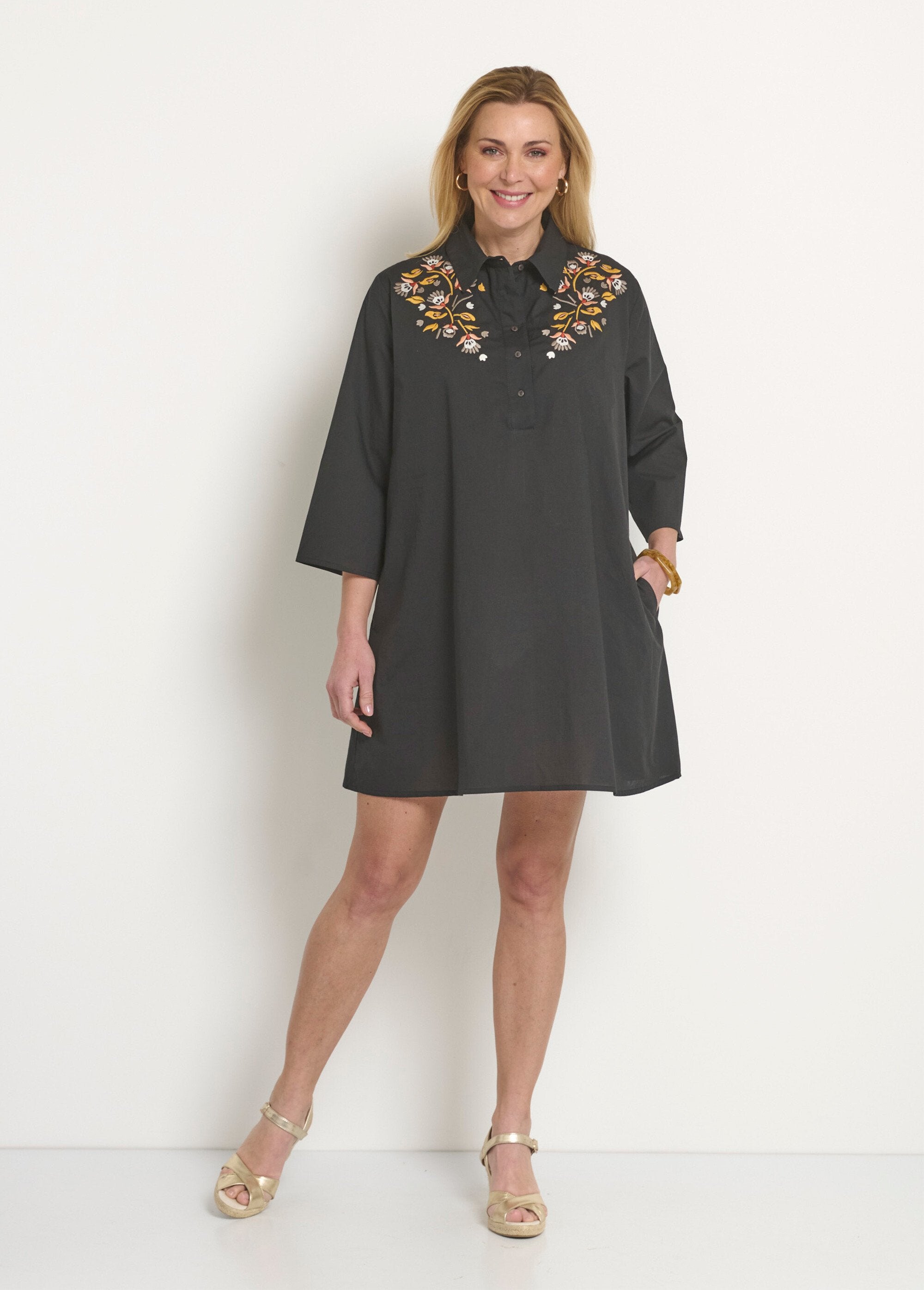 Vestido_com_manga_3/4_e_bordado_colorido_Noir_FA1_slim