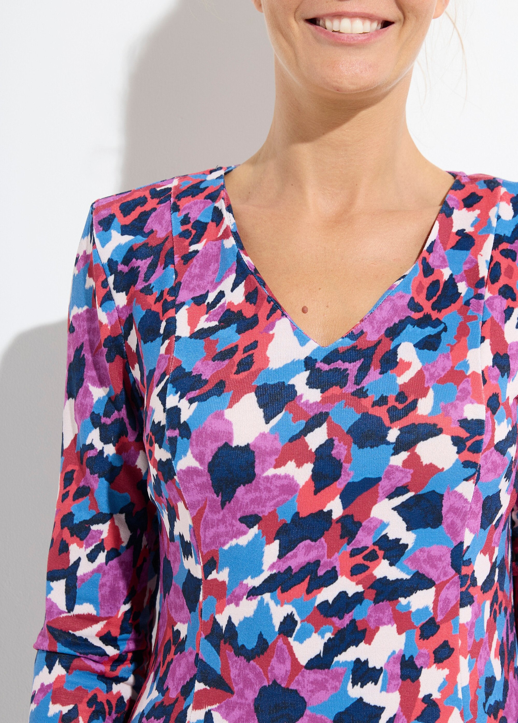 Vestido_curto,_direito_e_com_estampado_quente_Imprime_bleu_DE1_slim