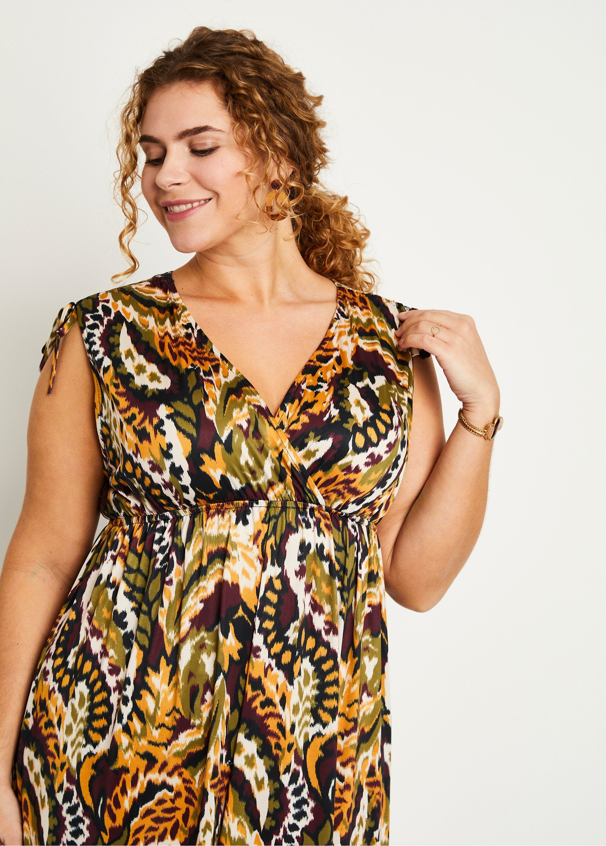 Vestido_longo_sem_mangas_estampado_com_decote_em_V_Ocre_e_verde_DE1_curvy