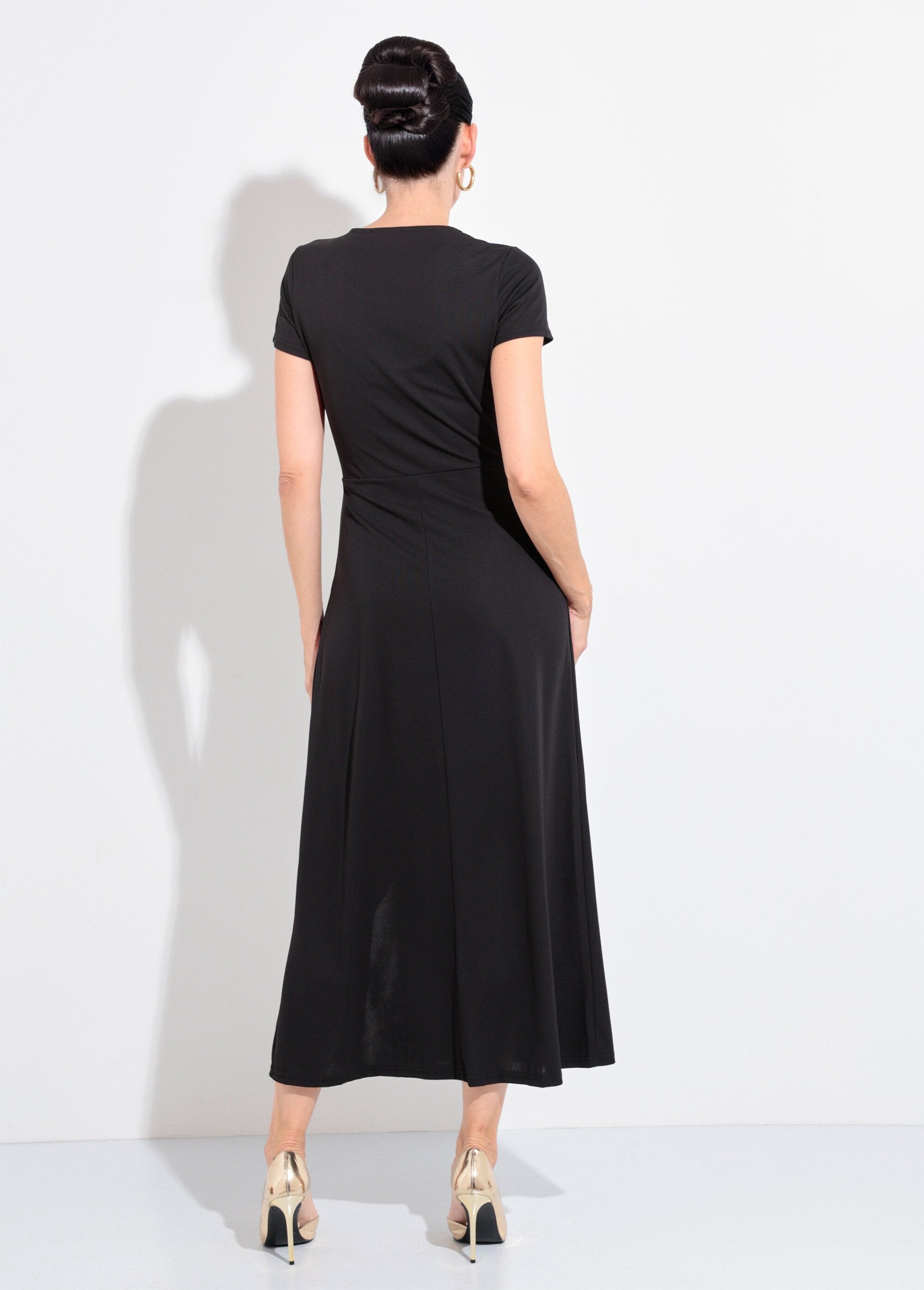 Vestido_longo_de_malha_esvoaçante_com_detalhe_de_joia_Noir_DO1_slim