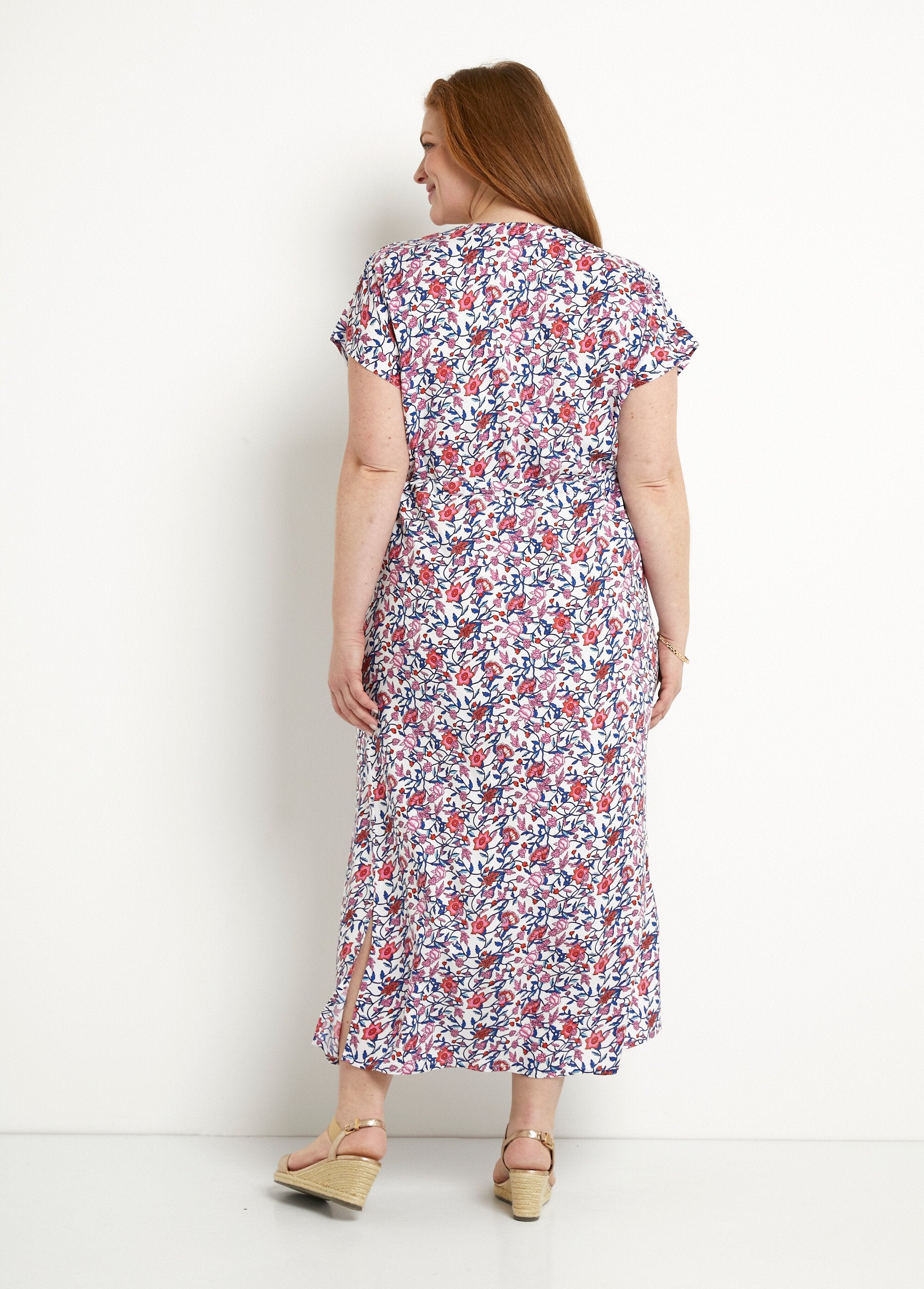 Vestido_longo_com_estampa_floral_e_mangas_curtas_Bleu_et_rose_DO1_curvy
