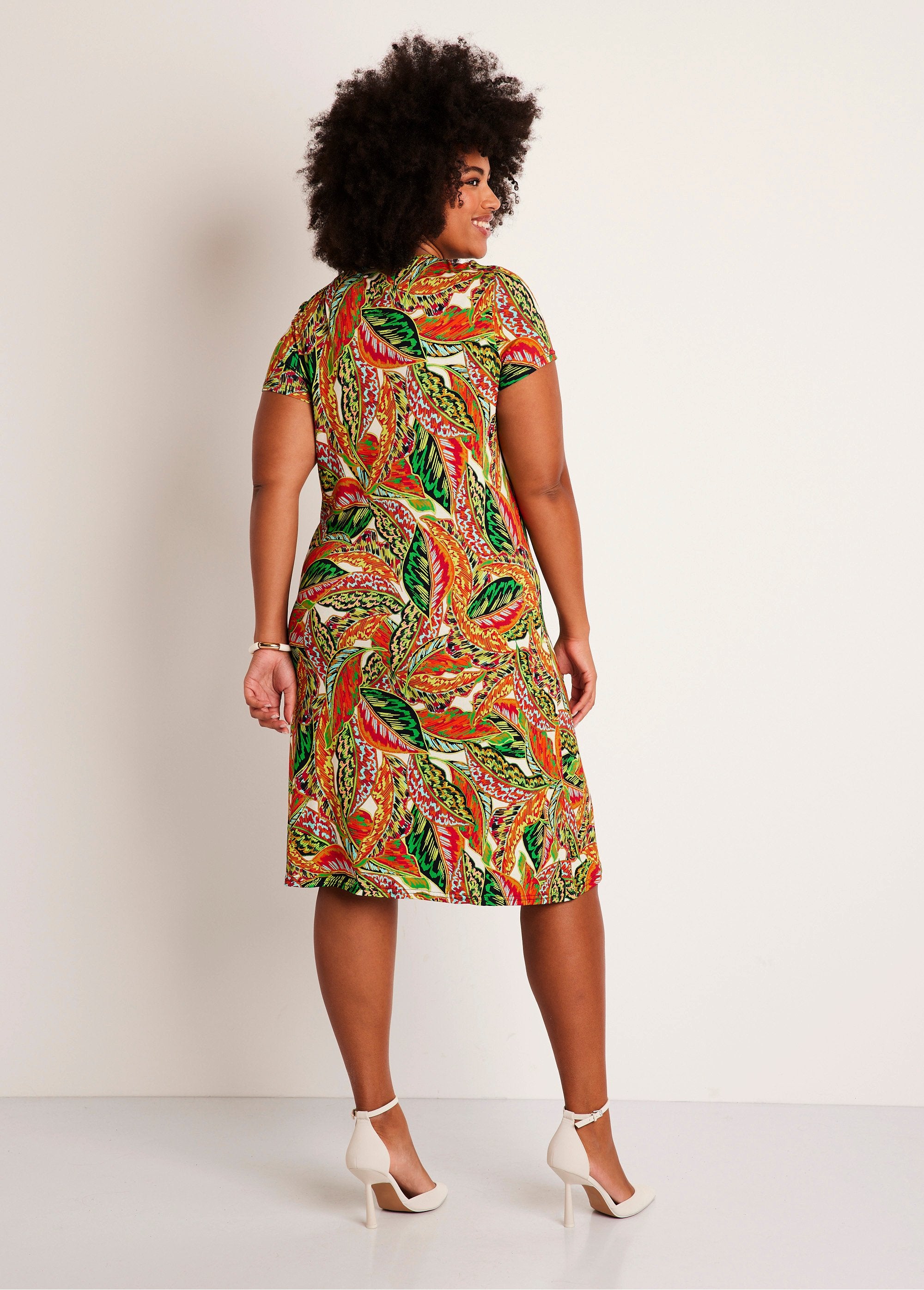 Vestido_curto_de_malha_reta_com_estampa_de_folhagens_Verde_e_vermelho_DO1_curvy