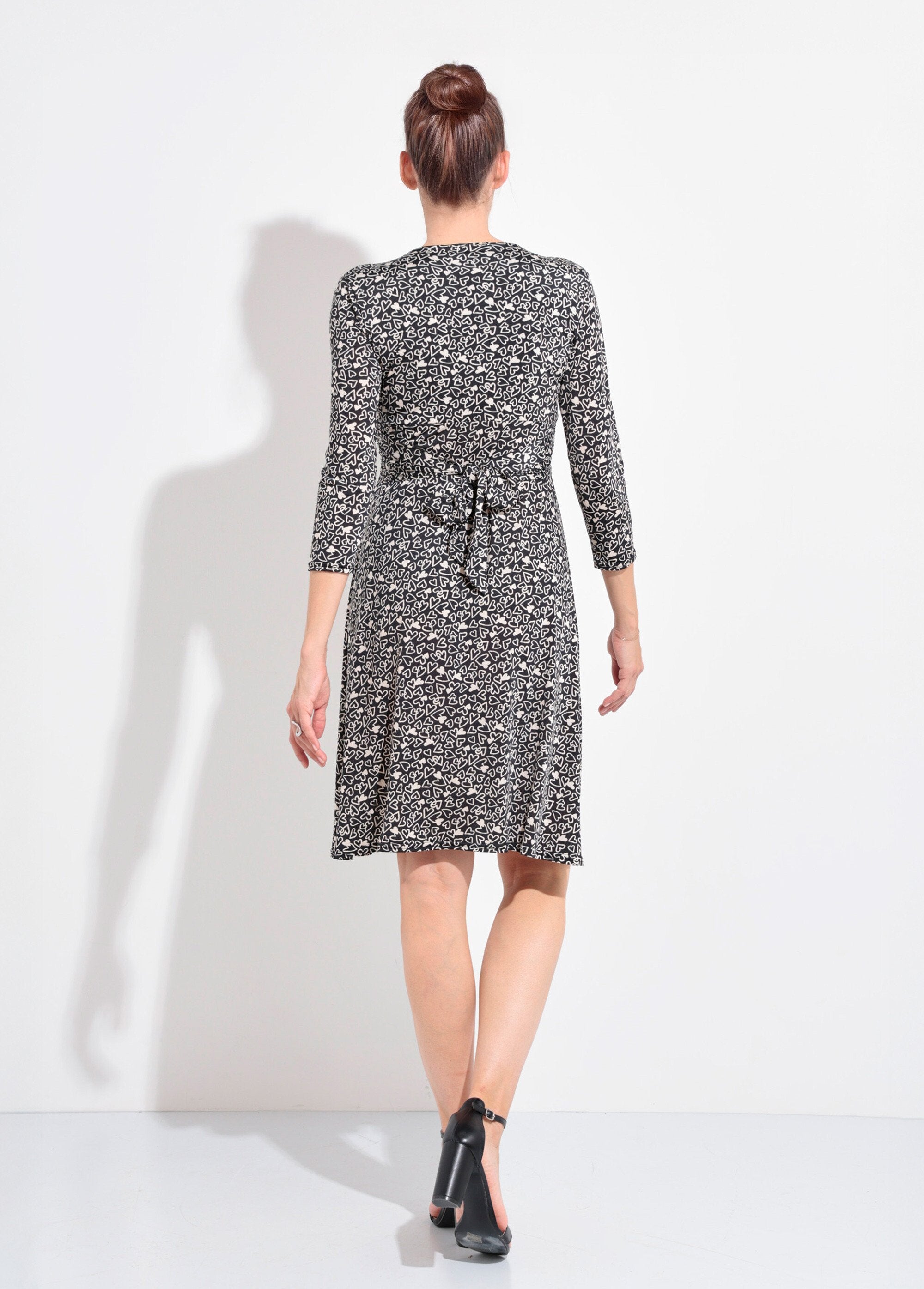 Vestido_com_manga_3/4,_decote_em_V_drapeado_e_estampa_de_corações_Noir_et_blanc_DO1_slim
