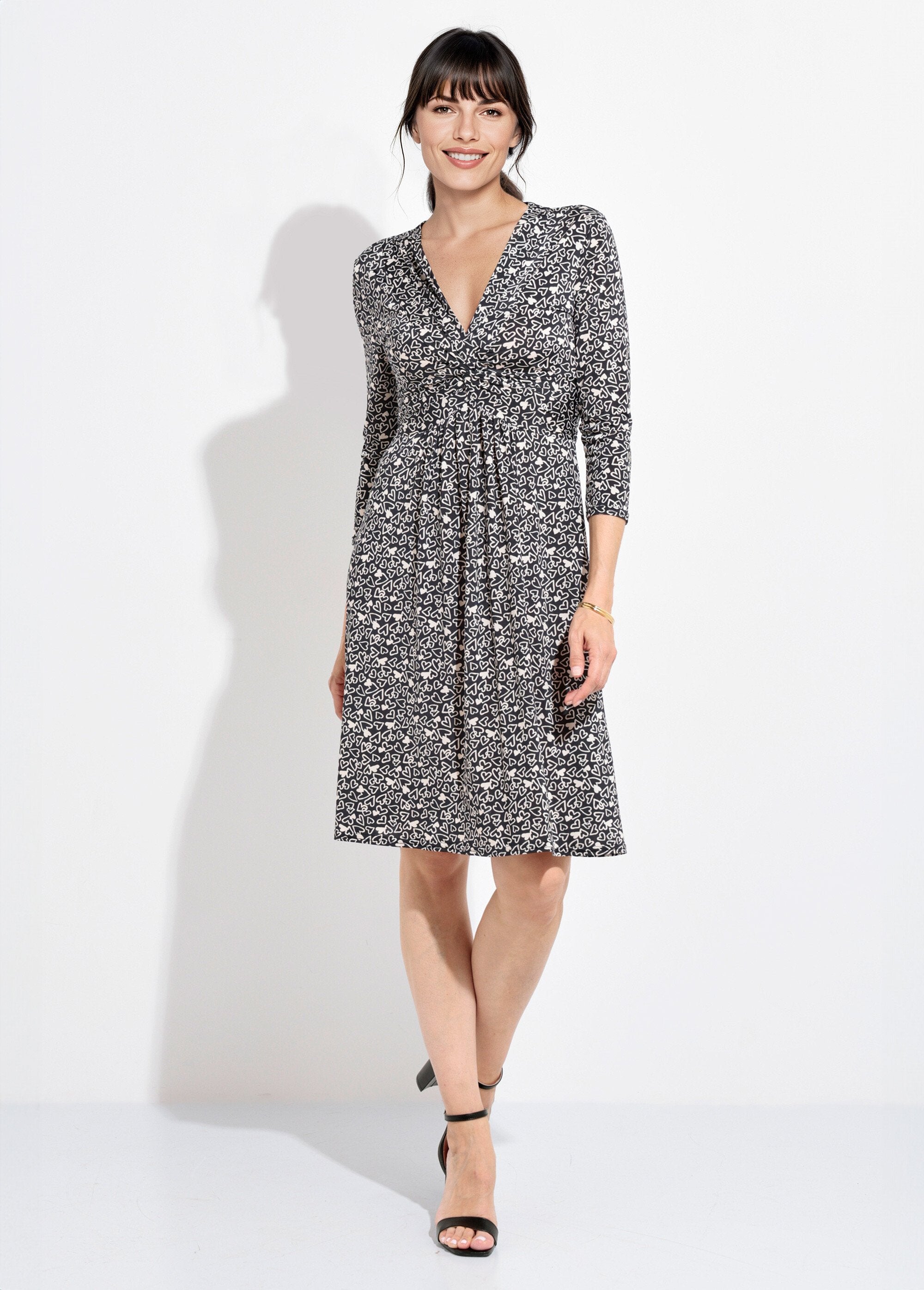 Vestido_com_manga_3/4,_decote_em_V_drapeado_e_estampa_de_corações_Noir_et_blanc_FA1_slim