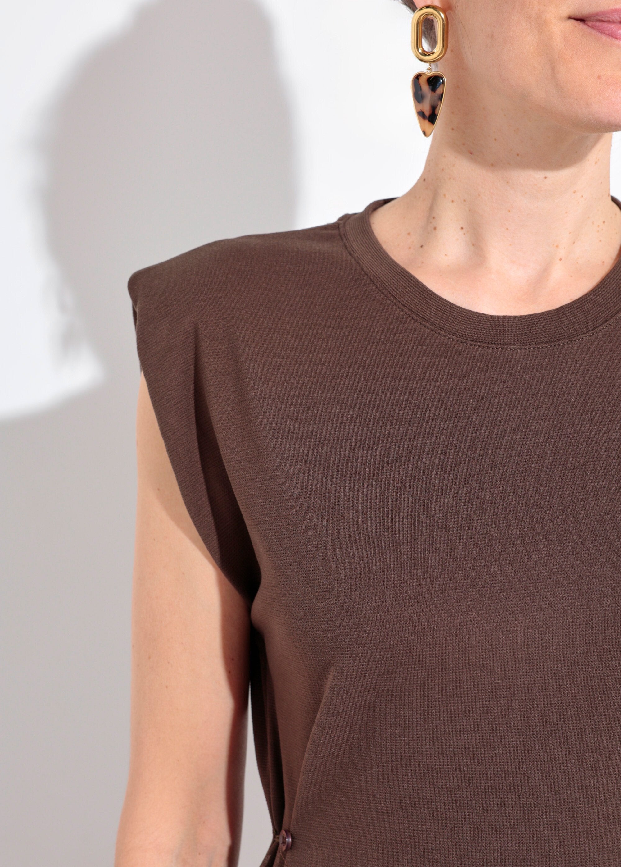 Vestido_longo_liso_com_gola_redonda_e_camiseta_Marron_DE1_slim