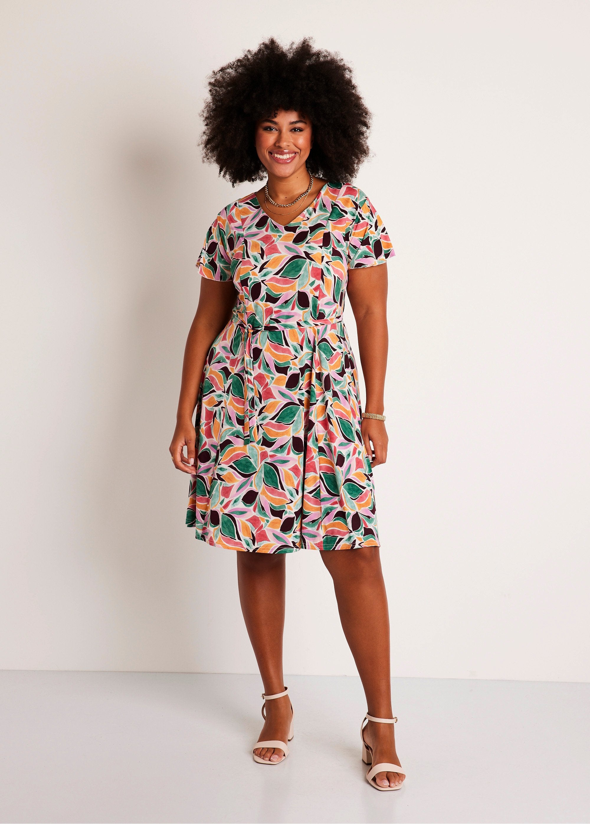 Vestido_reto_curto_estampado_Verde_e_rosa_FA1_curvy