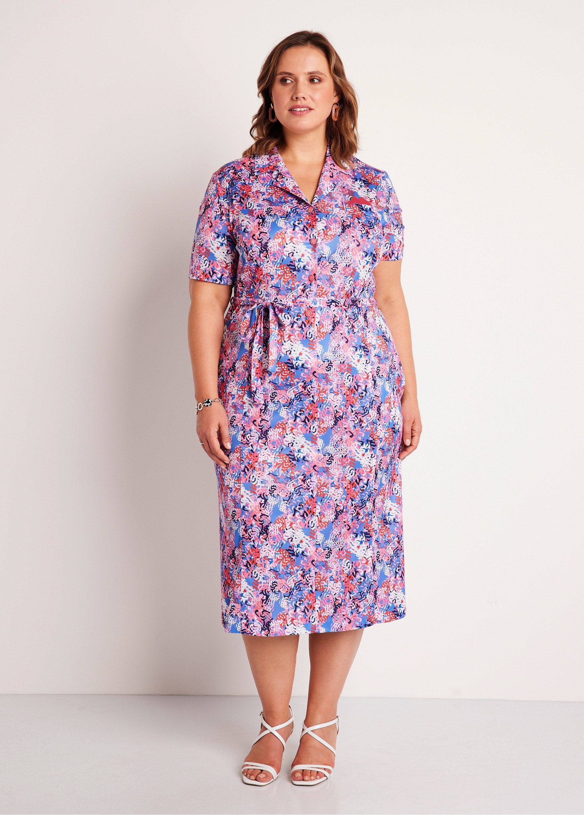 Vestido_reto_de_comprimento_médio_com_botões_e_estampado_Azul_e_rosa_FA1_curvy